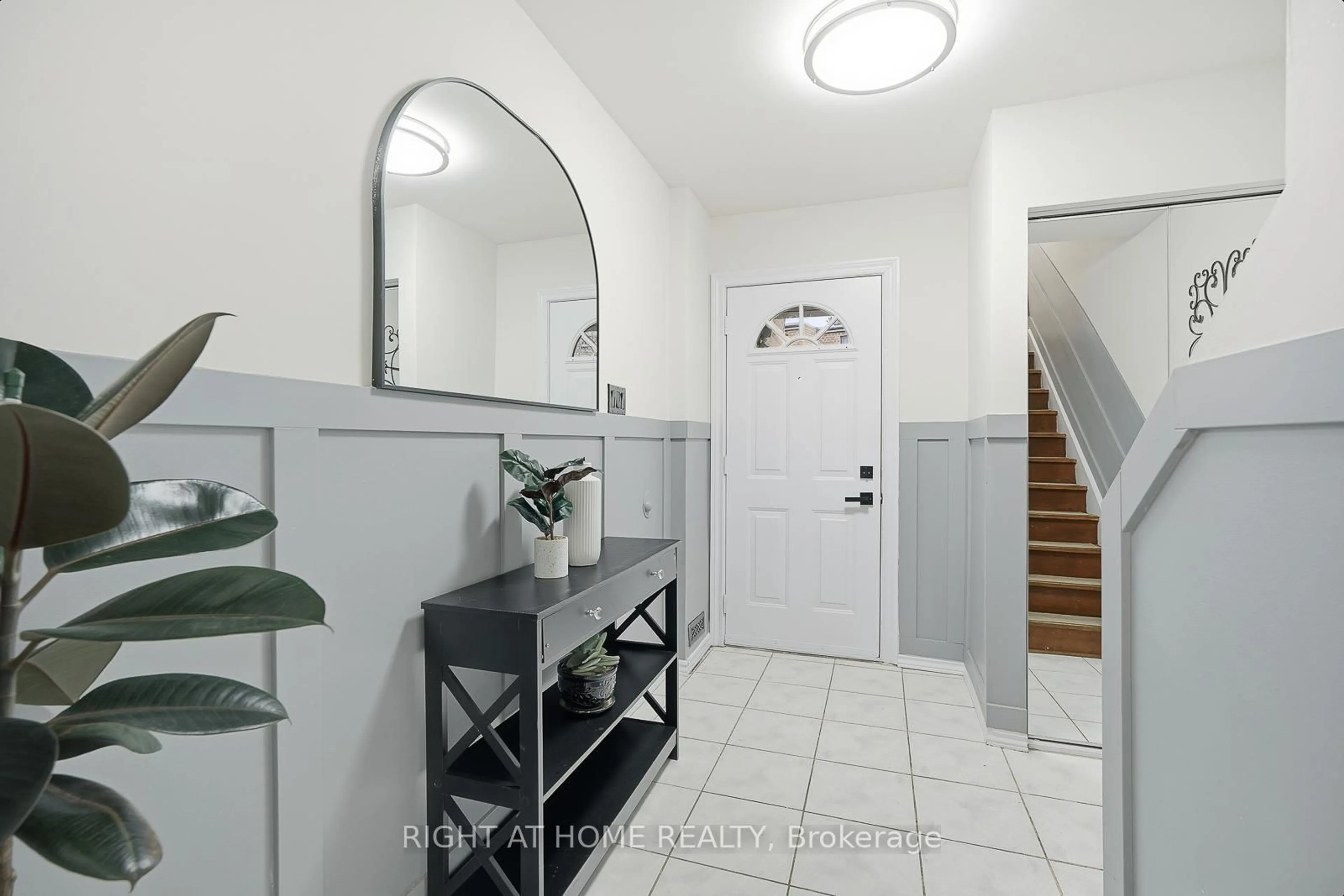 Indoor entryway for 216 Fleetwood Cres, Brampton Ontario L6T 2E6