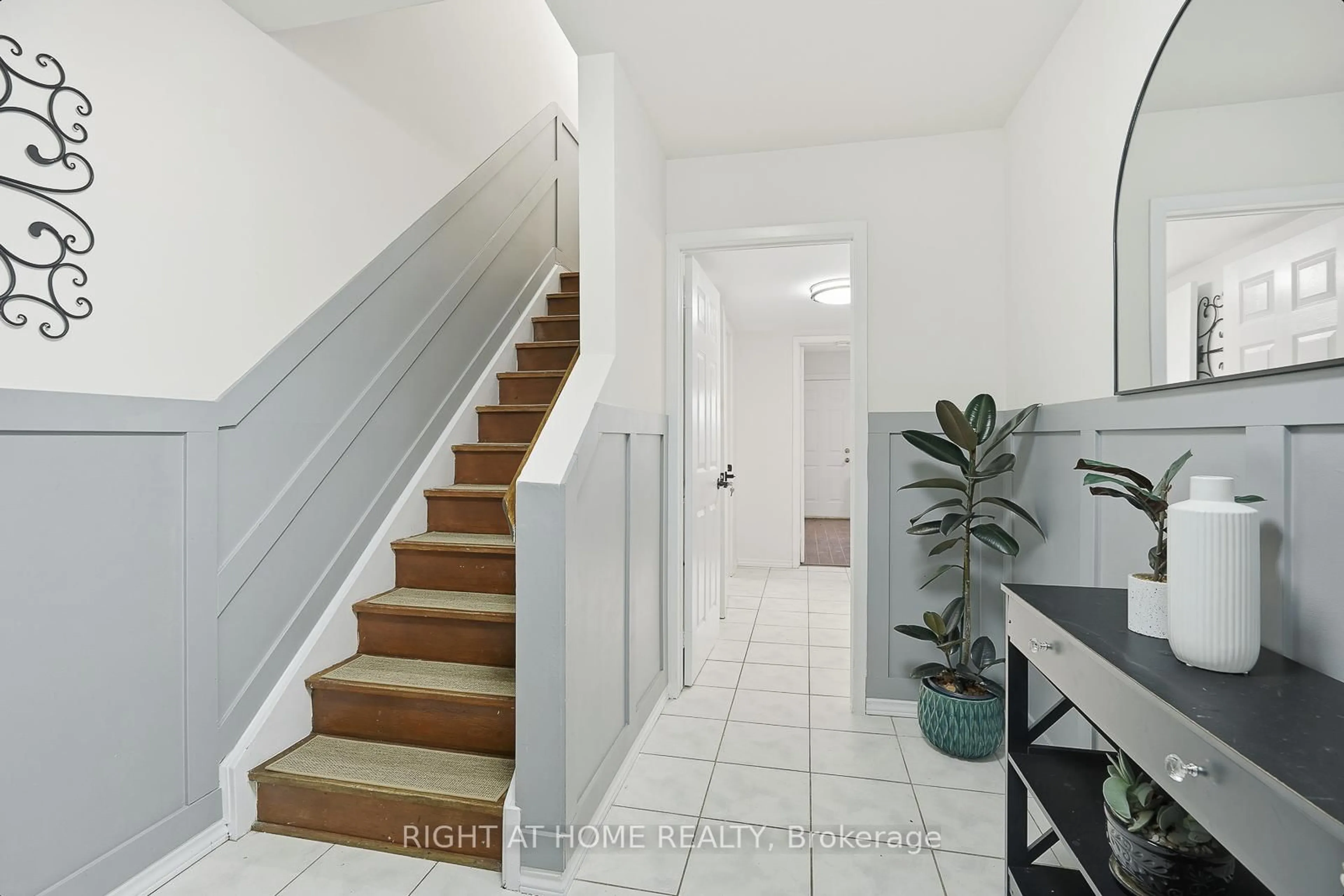 Indoor entryway for 216 Fleetwood Cres, Brampton Ontario L6T 2E6