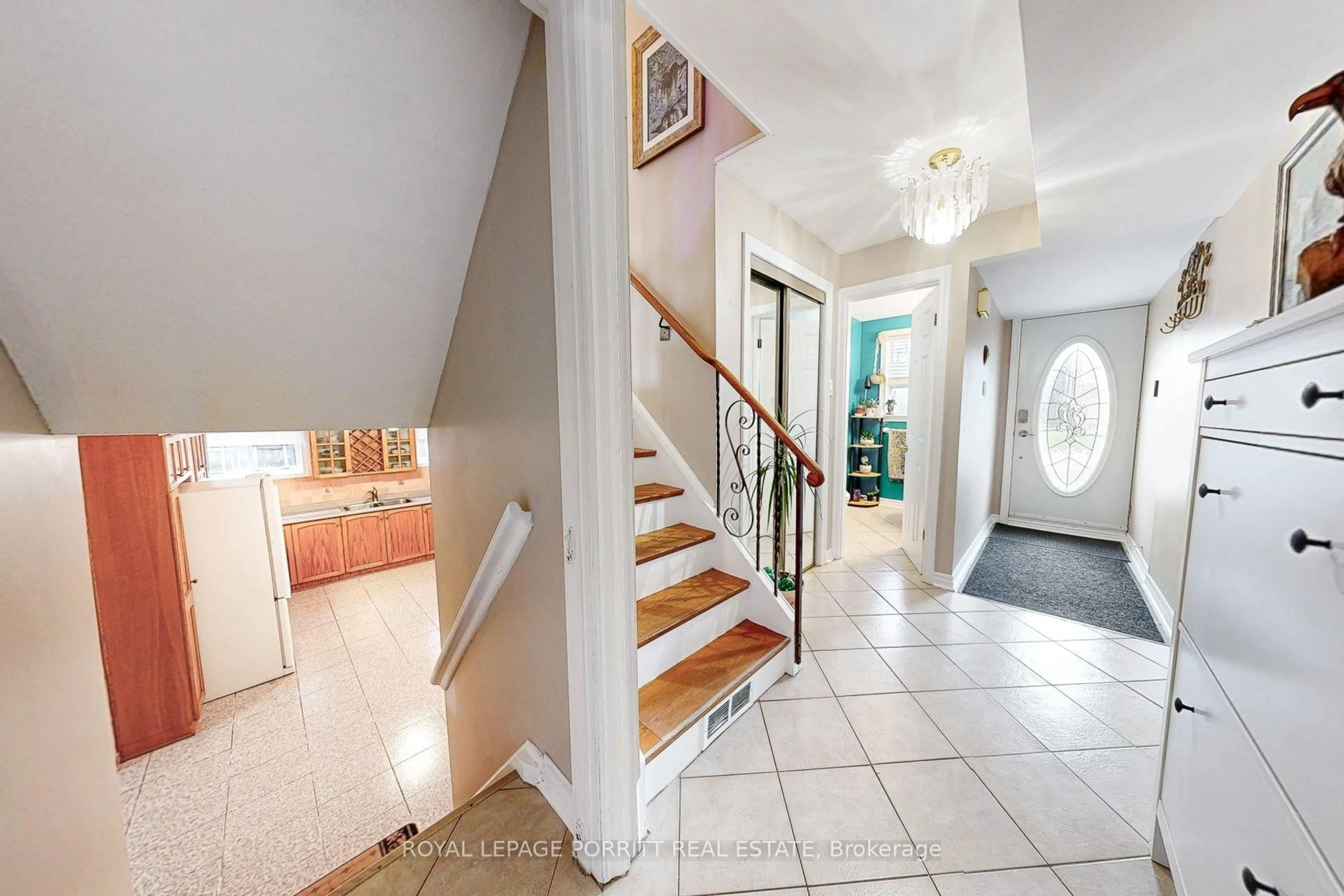 Indoor foyer for 1435 Strathy Ave, Mississauga Ontario L5E 2L3