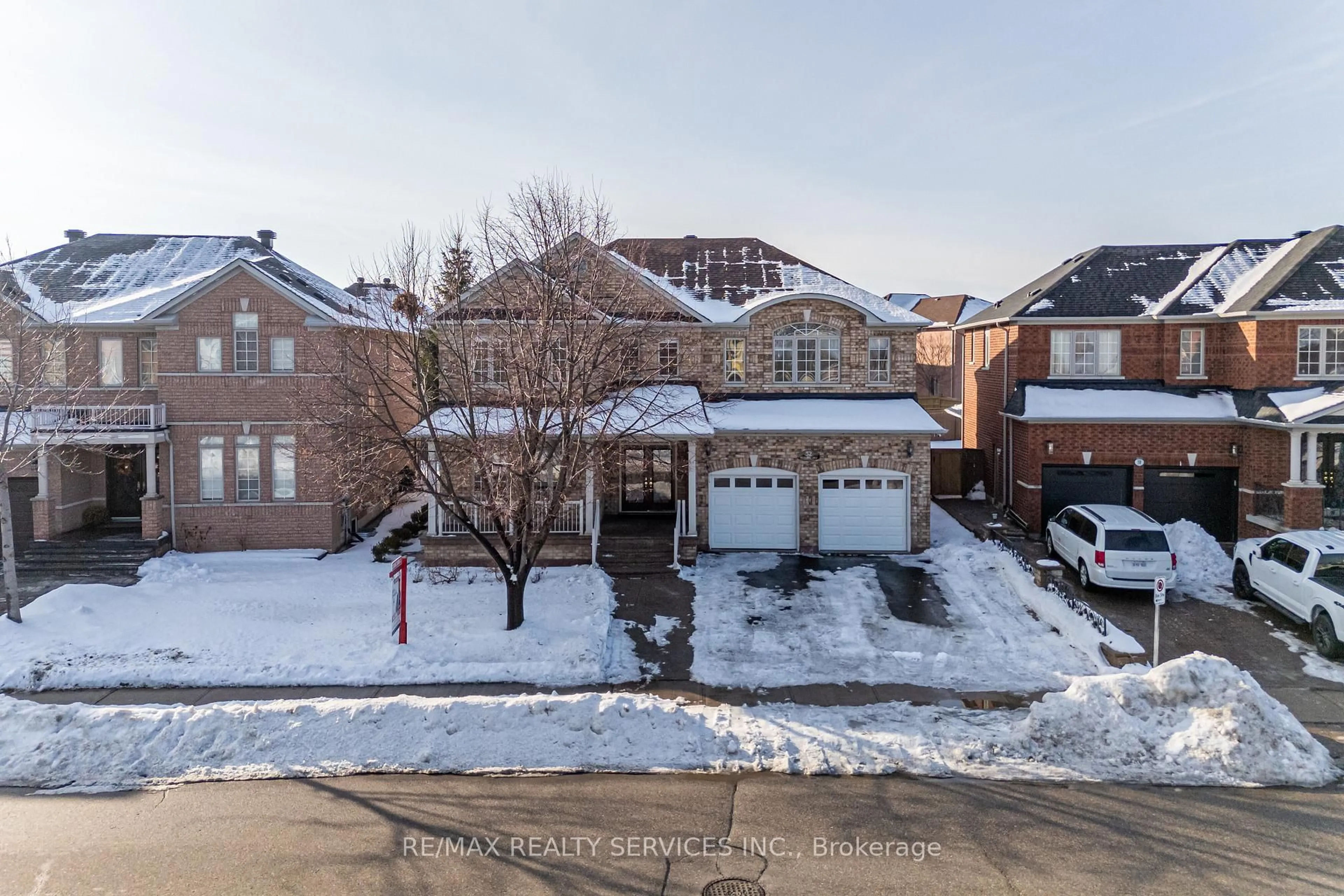 A pic from outside/outdoor area/front of a property/back of a property/a pic from drone, street for 52 Mount Royal Circ, Brampton Ontario L6P 2K4