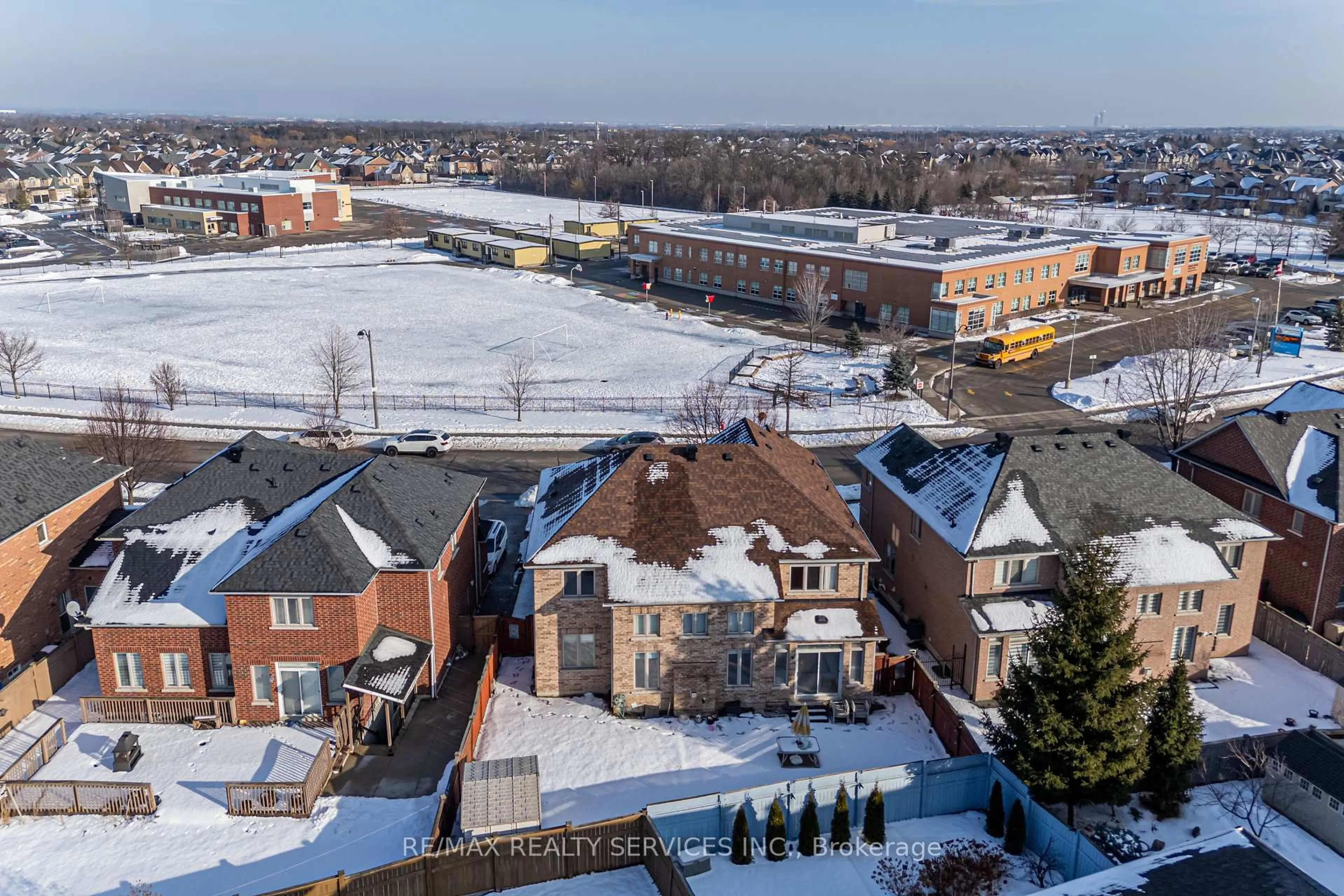 A pic from outside/outdoor area/front of a property/back of a property/a pic from drone, unknown for 52 Mount Royal Circ, Brampton Ontario L6P 2K4