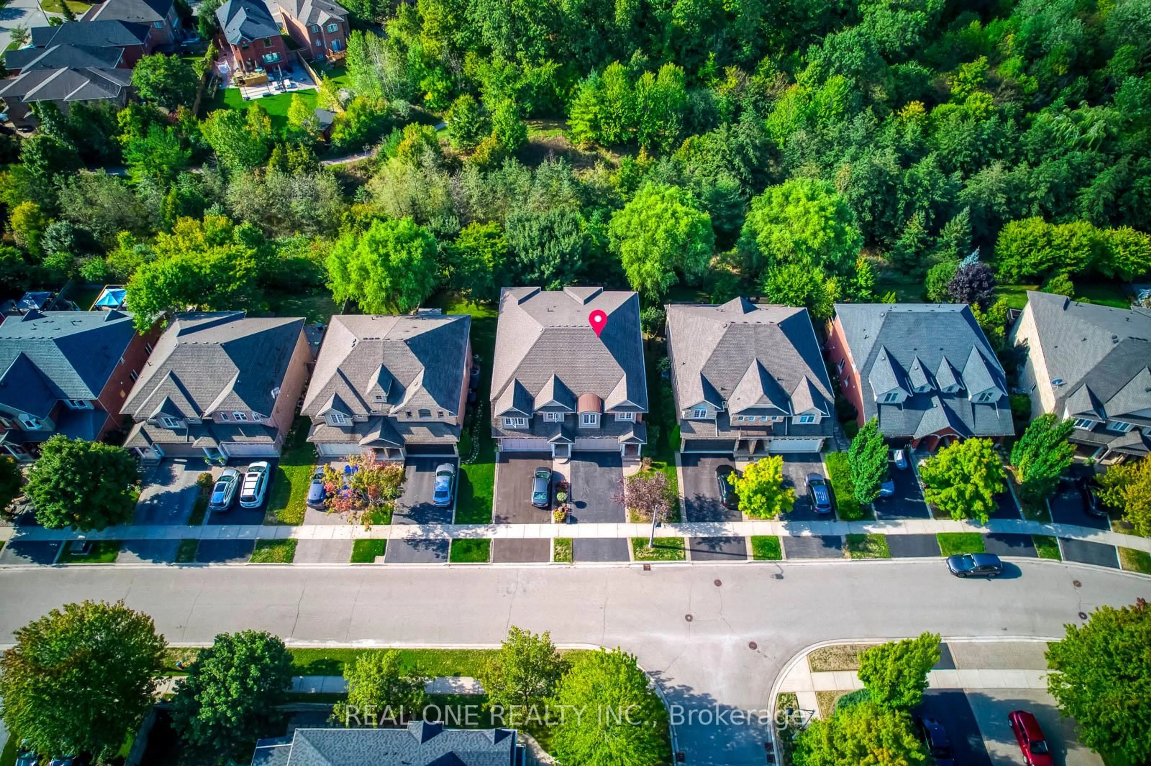 A pic from outside/outdoor area/front of a property/back of a property/a pic from drone, street for 2296 Parkglen Ave, Oakville Ontario L6M 4R3
