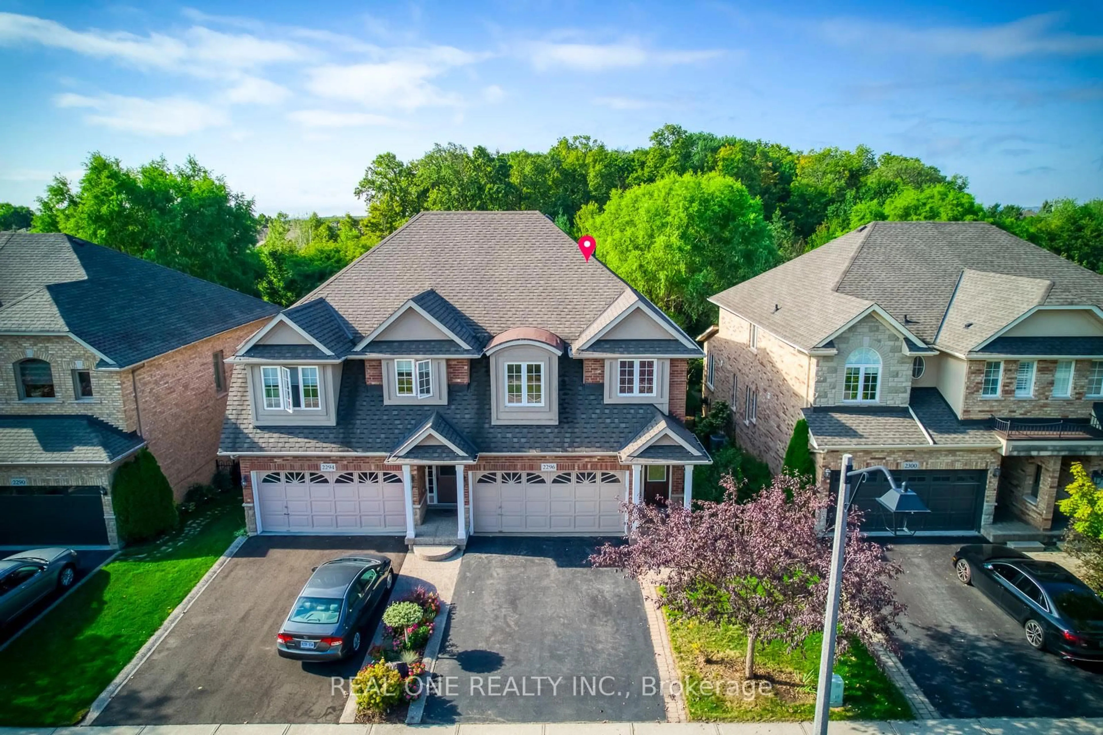 A pic from outside/outdoor area/front of a property/back of a property/a pic from drone, street for 2296 Parkglen Ave, Oakville Ontario L6M 4R3