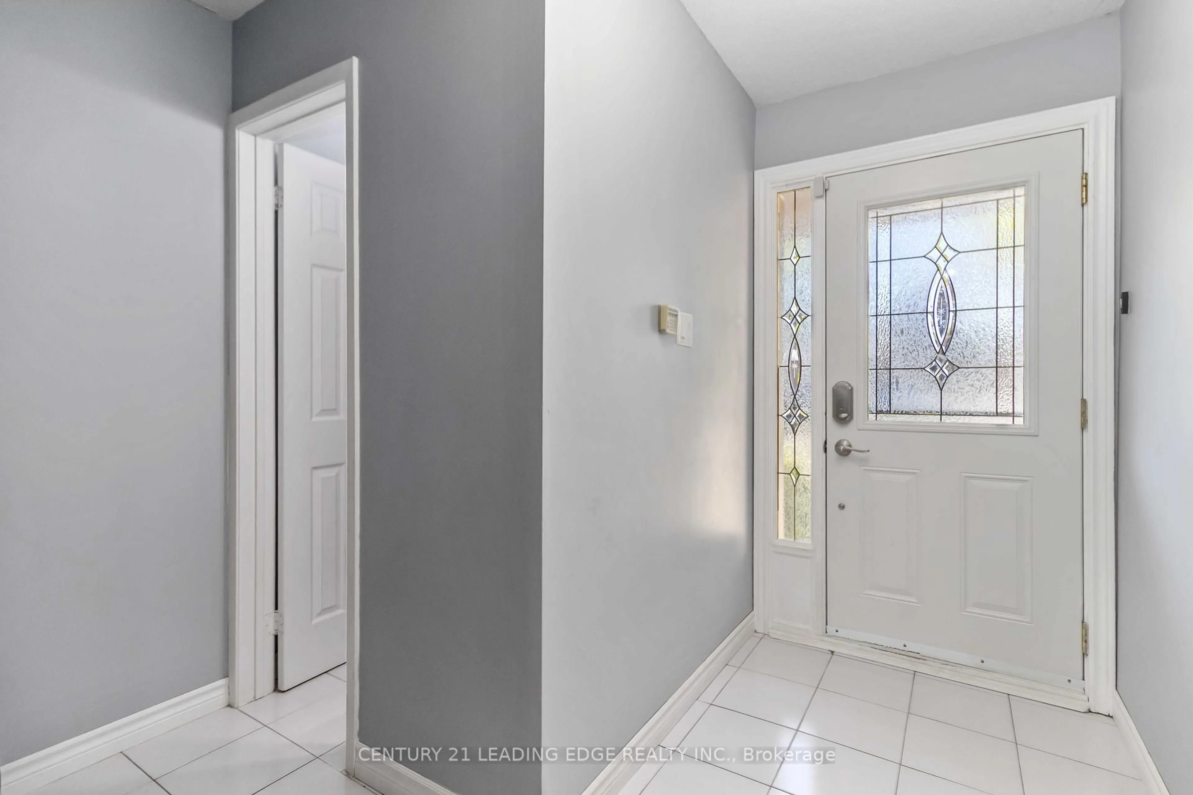 Indoor entryway for 3339 COUNCIL RING Rd #77, Mississauga Ontario L5L 2A9