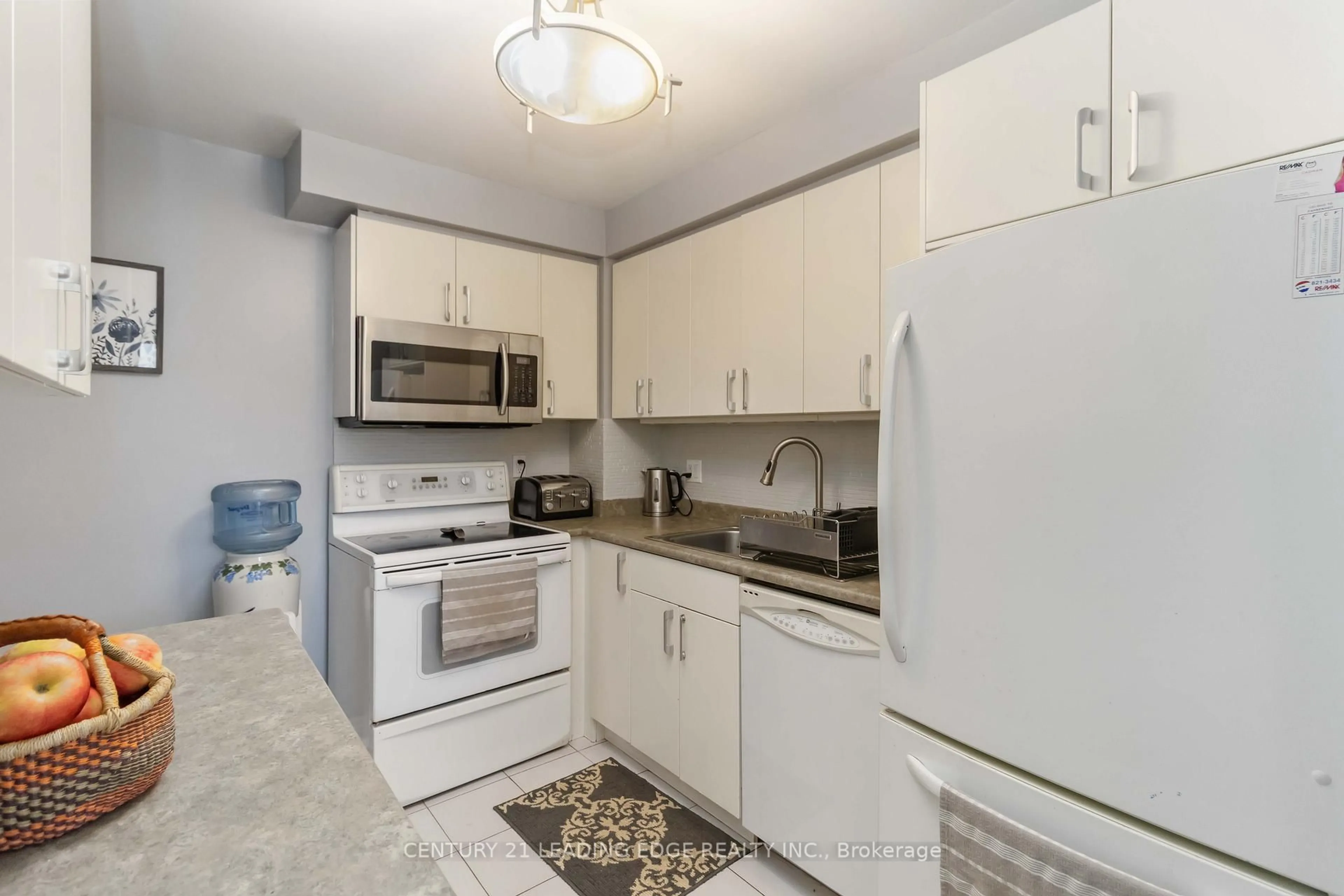 Standard kitchen, unknown for 3339 COUNCIL RING Rd #77, Mississauga Ontario L5L 2A9