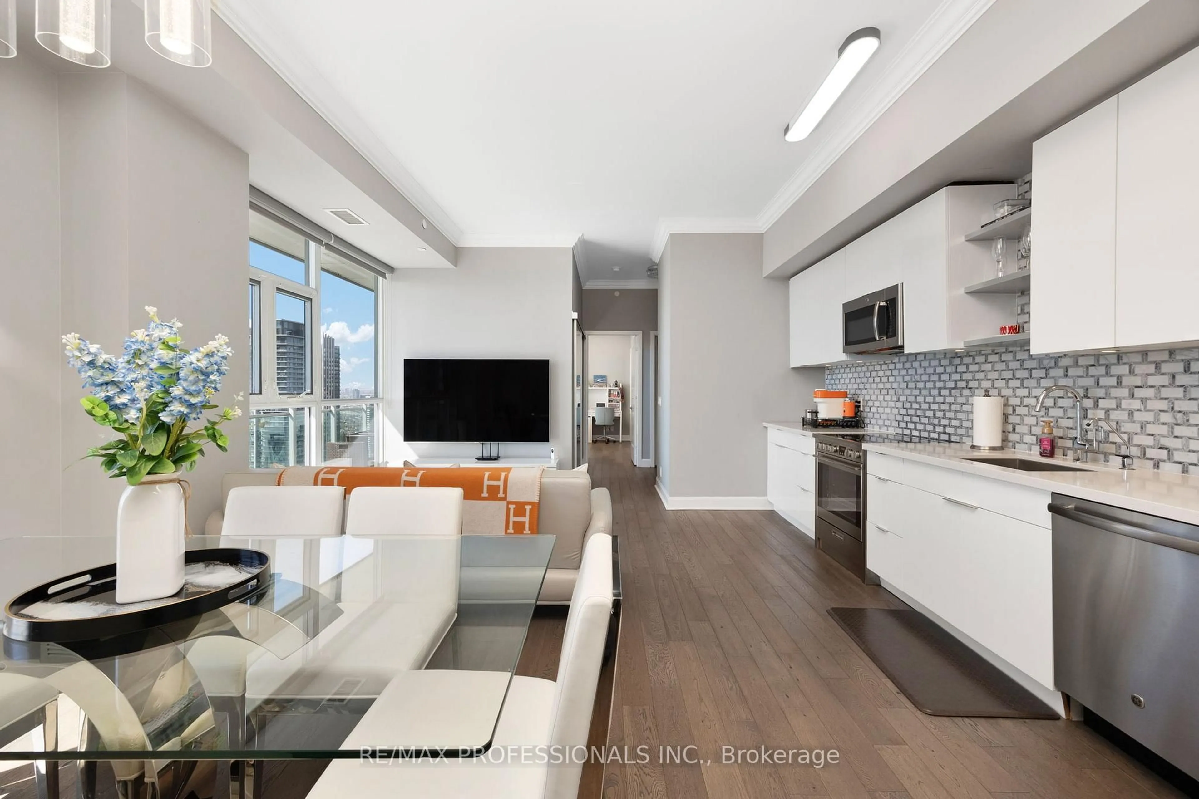 Open concept kitchen, unknown for 33 Shore Breeze Dr #LPH3501, Toronto Ontario M8V 0G1