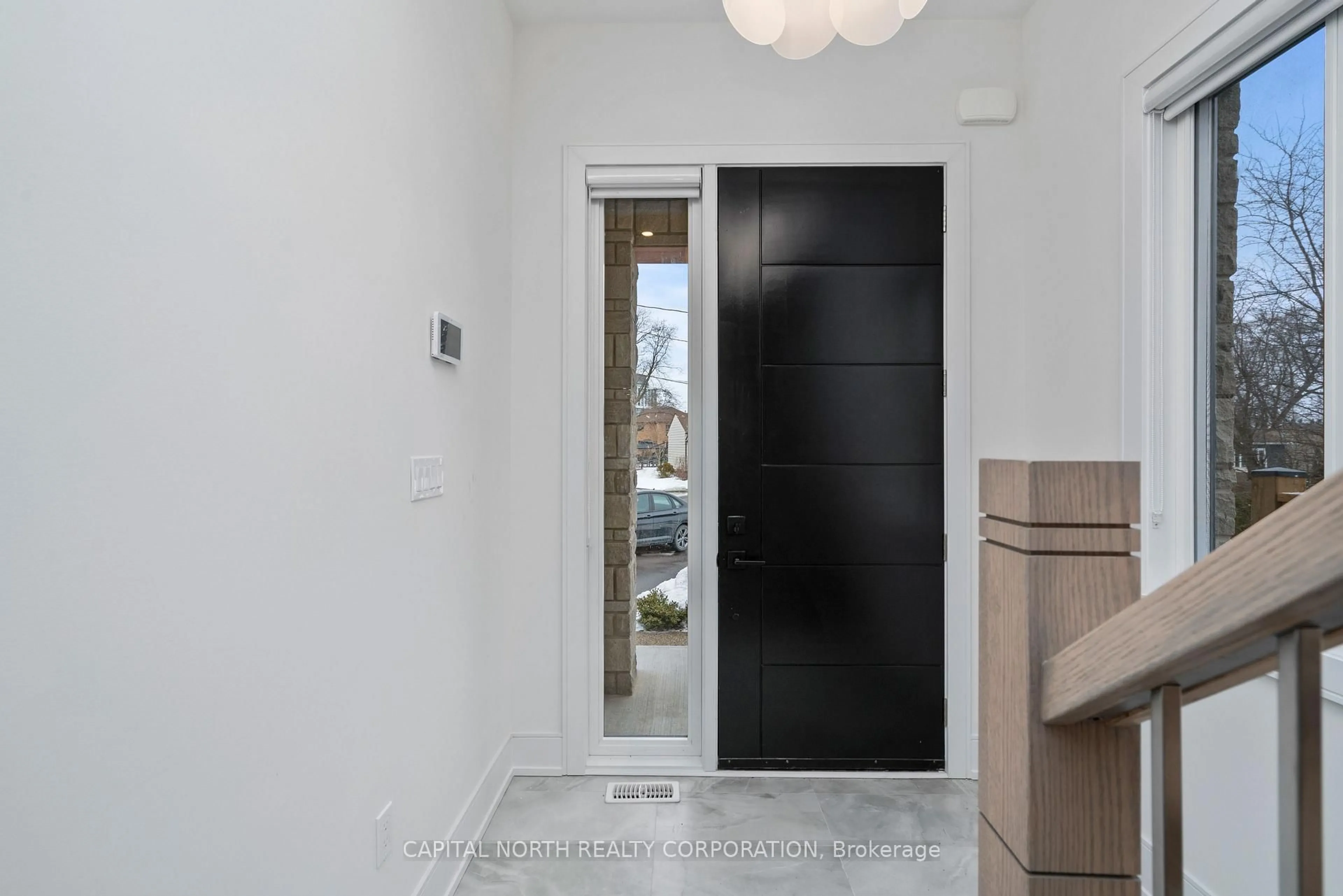 Indoor entryway for 1076 Roosevelt Rd, Mississauga Ontario L5G 3Y8