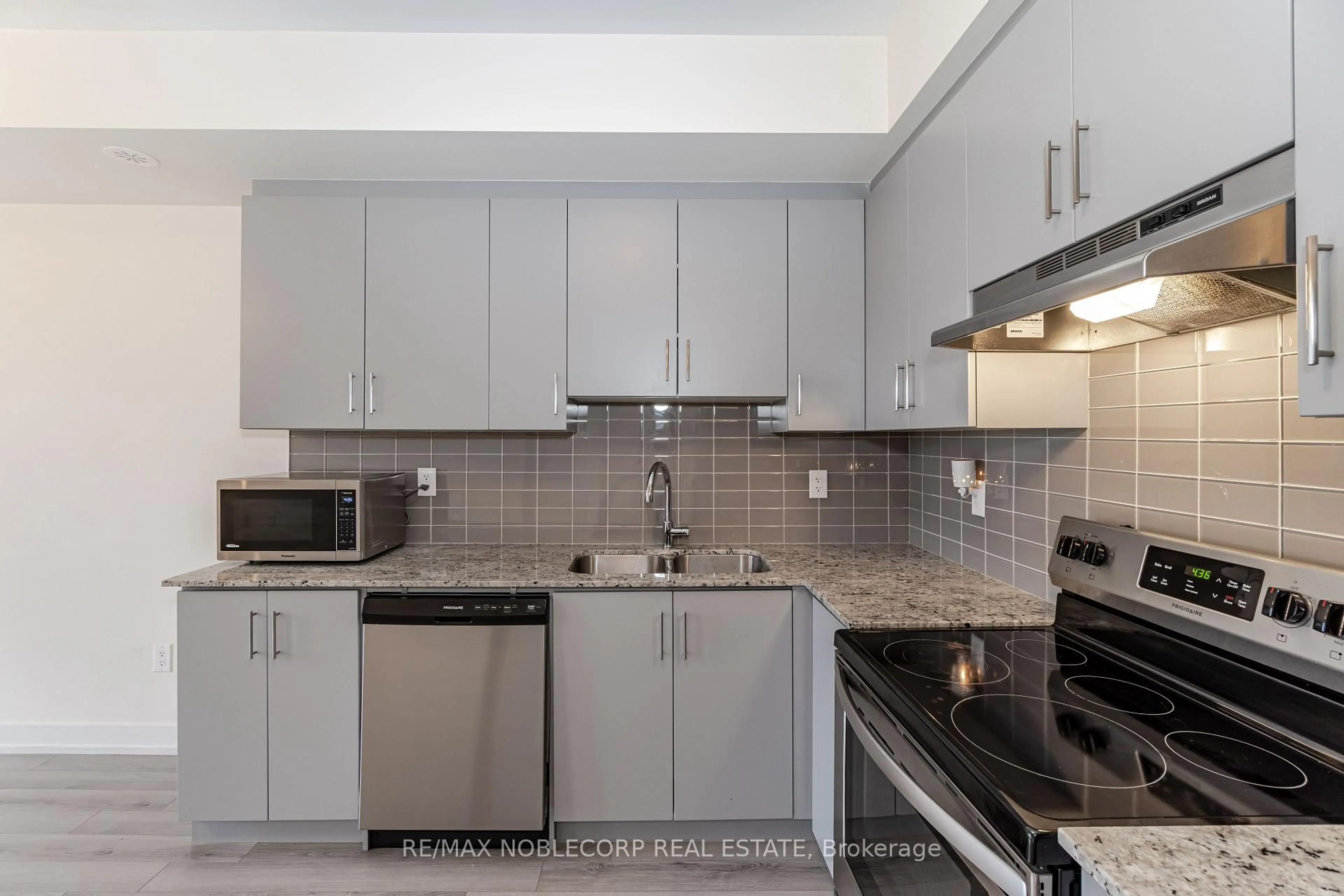 Standard kitchen, unknown for 39 John Perkins Bull Dr #22, Toronto Ontario M3K 0C3