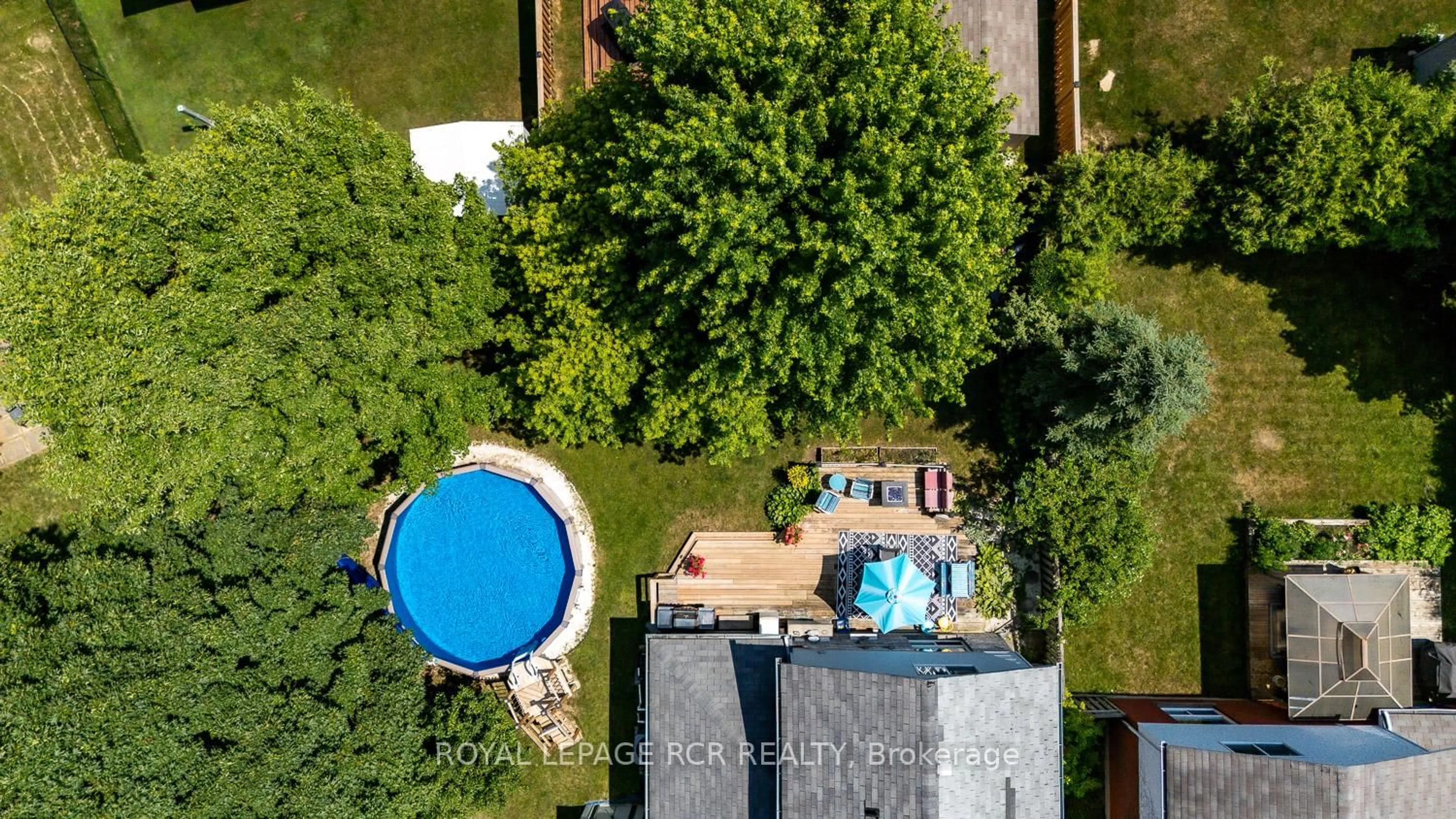 A pic from outside/outdoor area/front of a property/back of a property/a pic from drone, unknown for 252 Elmwood Cres, Orangeville Ontario L9W 4T4