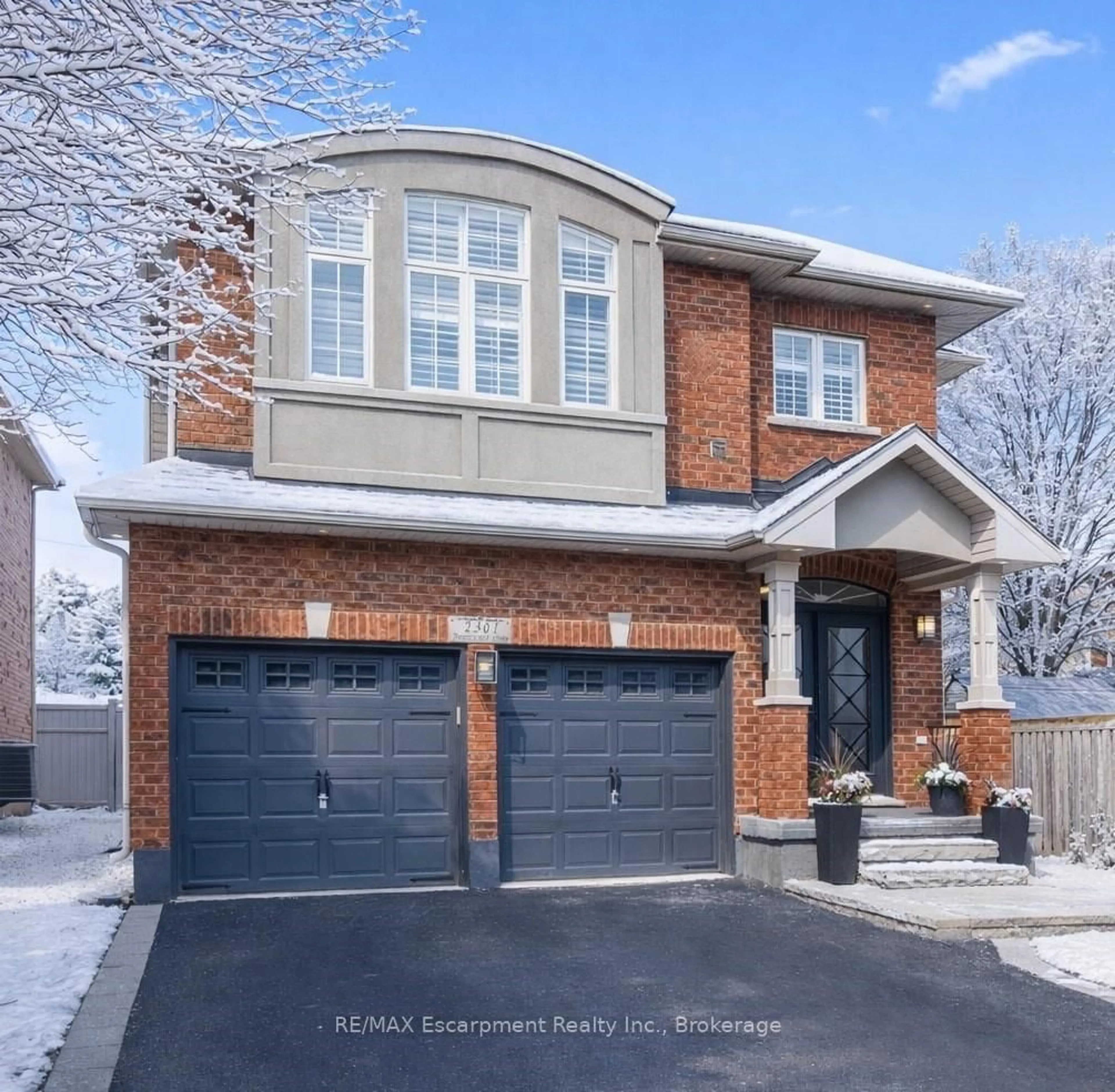 Home with brick exterior material, street for 2301 Baronwood Dr, Oakville Ontario L6M 4Z6