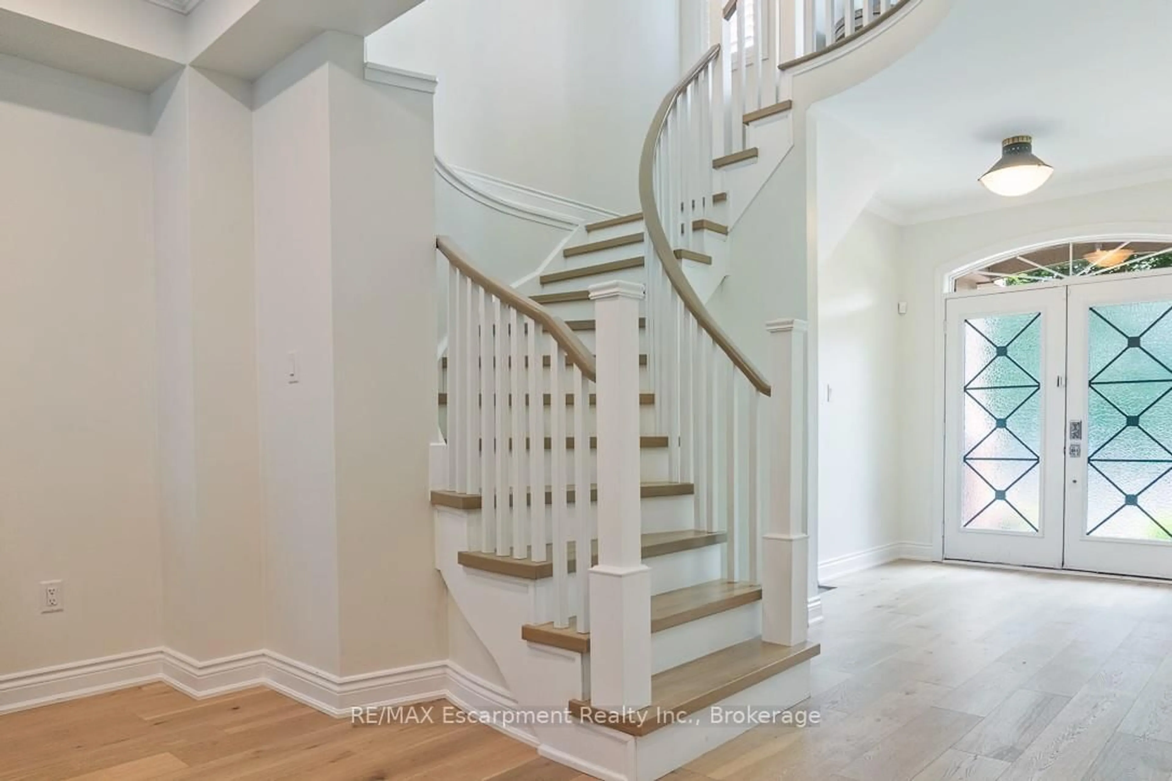 Stairs for 2301 Baronwood Dr, Oakville Ontario L6M 4Z6
