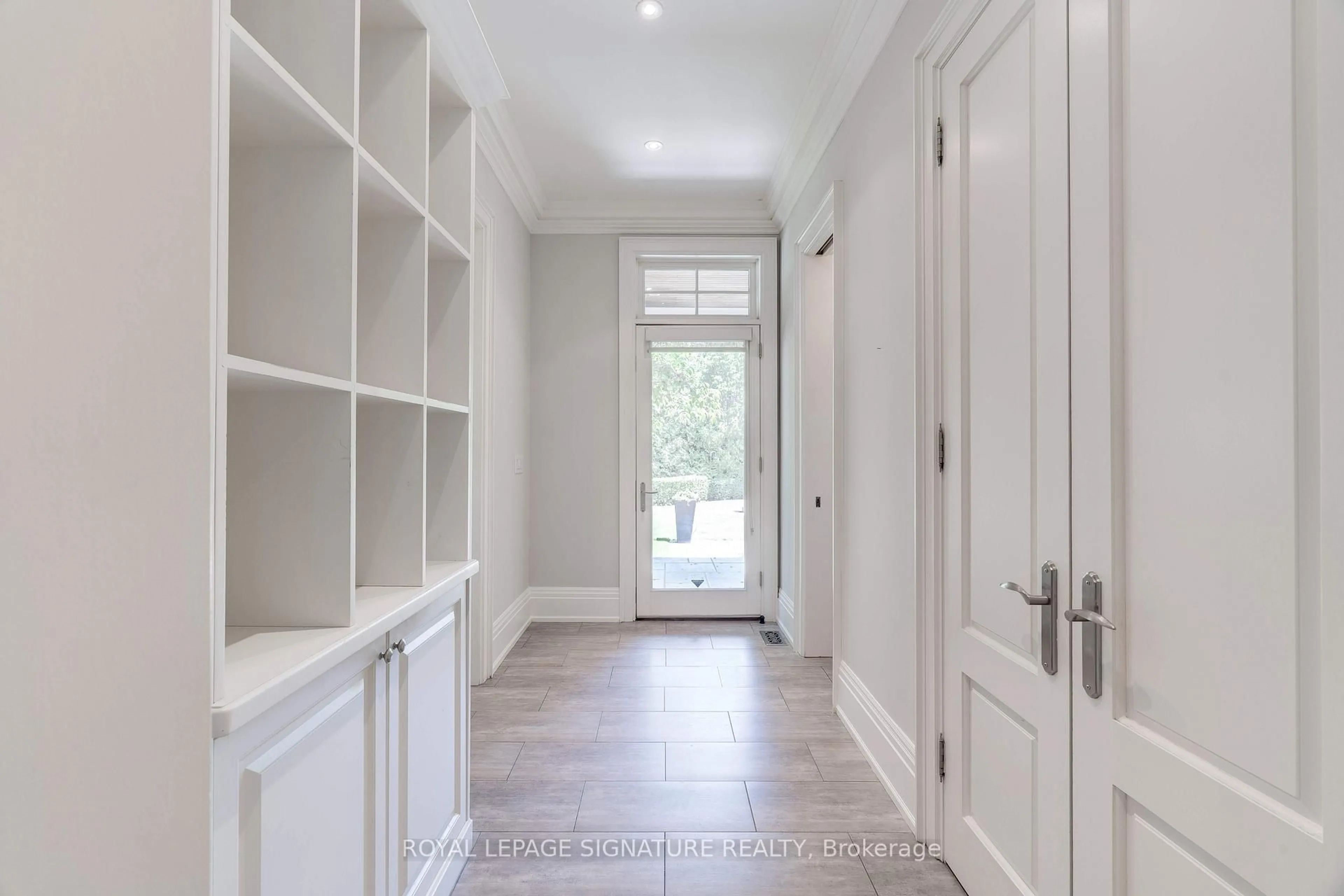 Indoor entryway for 71 Ennisclare Dr, Oakville Ontario L6J 4N3