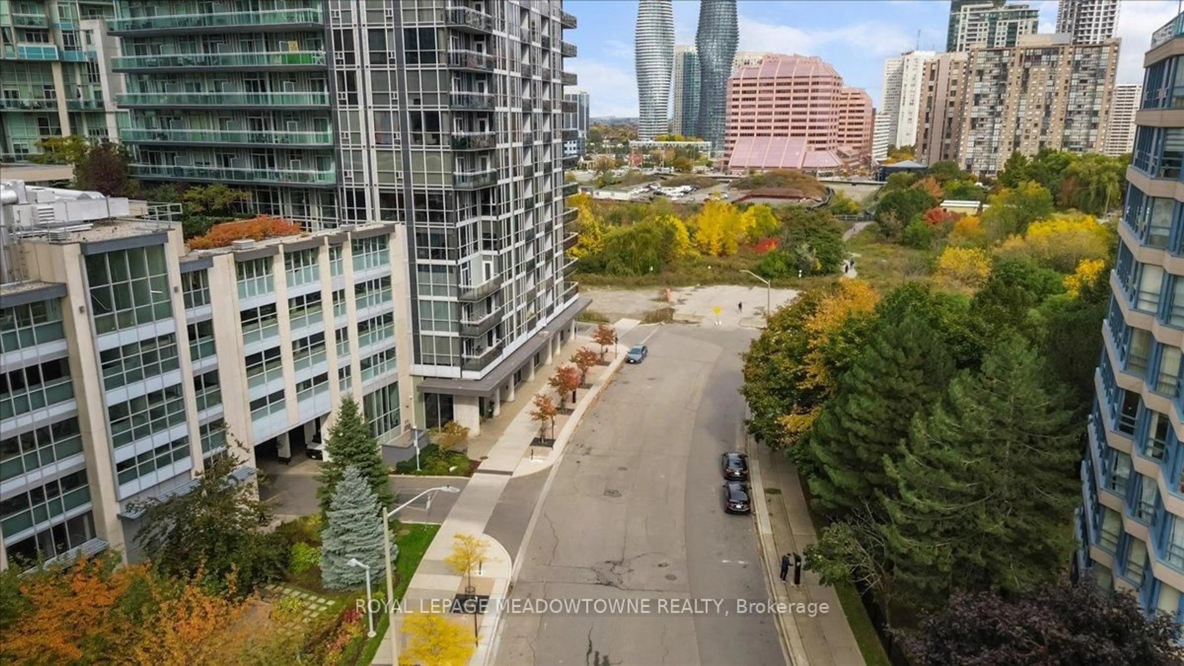 A pic from outside/outdoor area/front of a property/back of a property/a pic from drone, city buildings view from balcony for 220 Burnhamthorpe Rd #914, Mississauga Ontario L5B 4N4