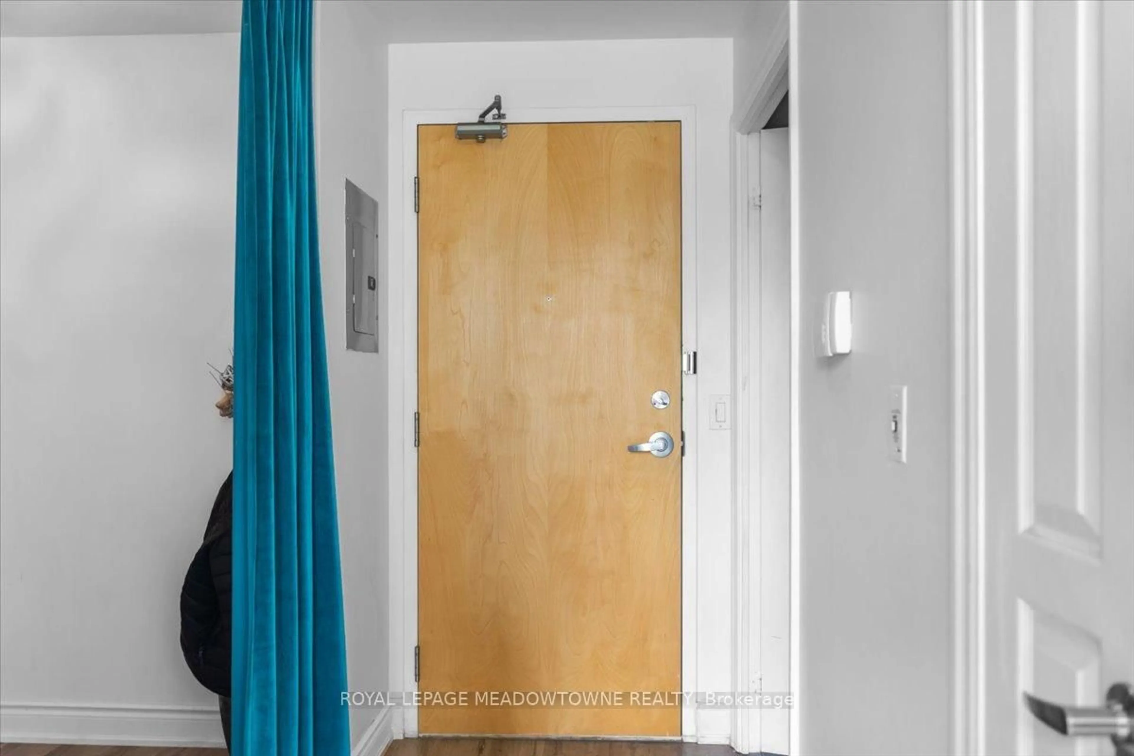 Indoor entryway for 220 Burnhamthorpe Rd #914, Mississauga Ontario L5B 4N4