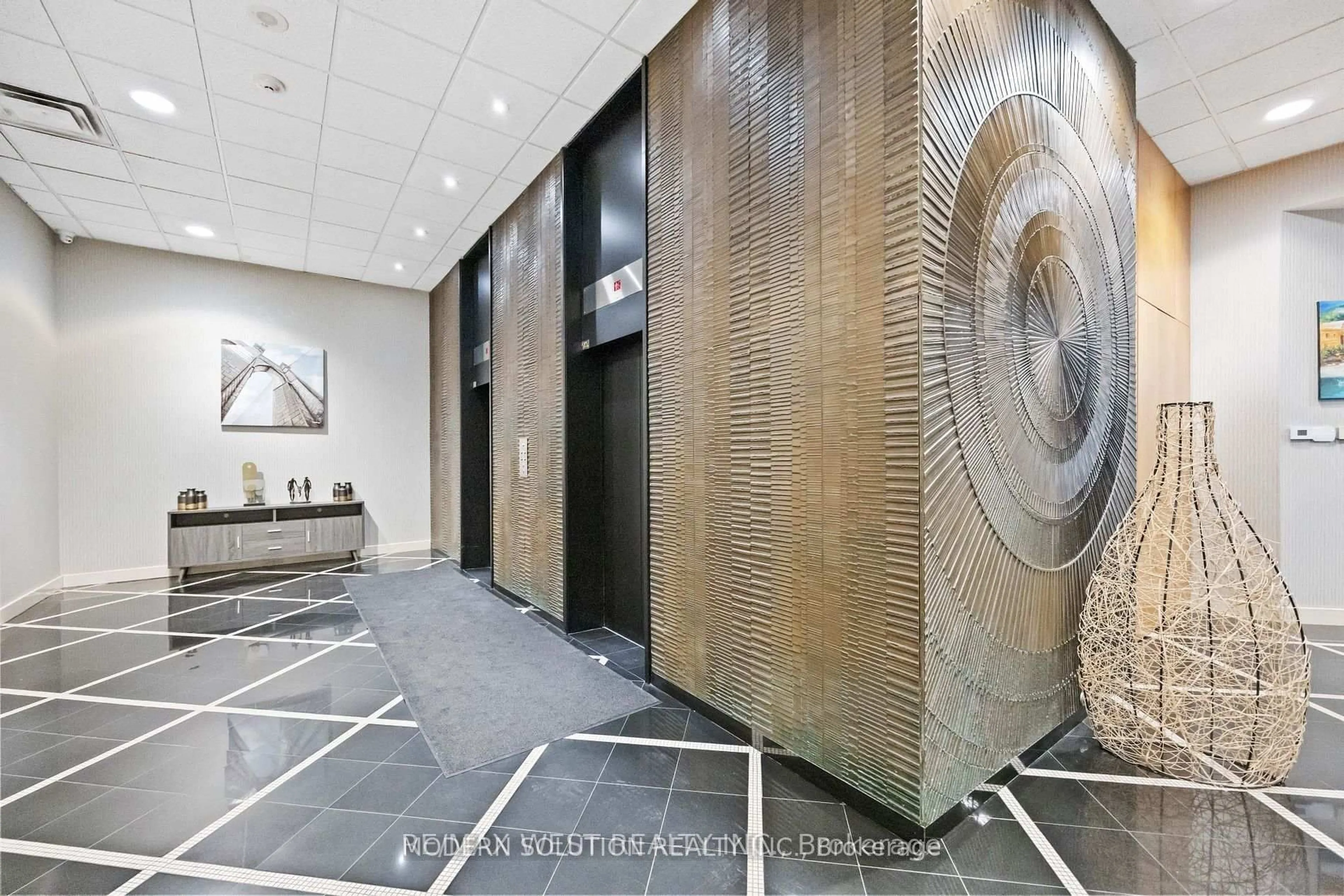 Indoor foyer for 2737 Keele St #905, Toronto Ontario M3M 2E9