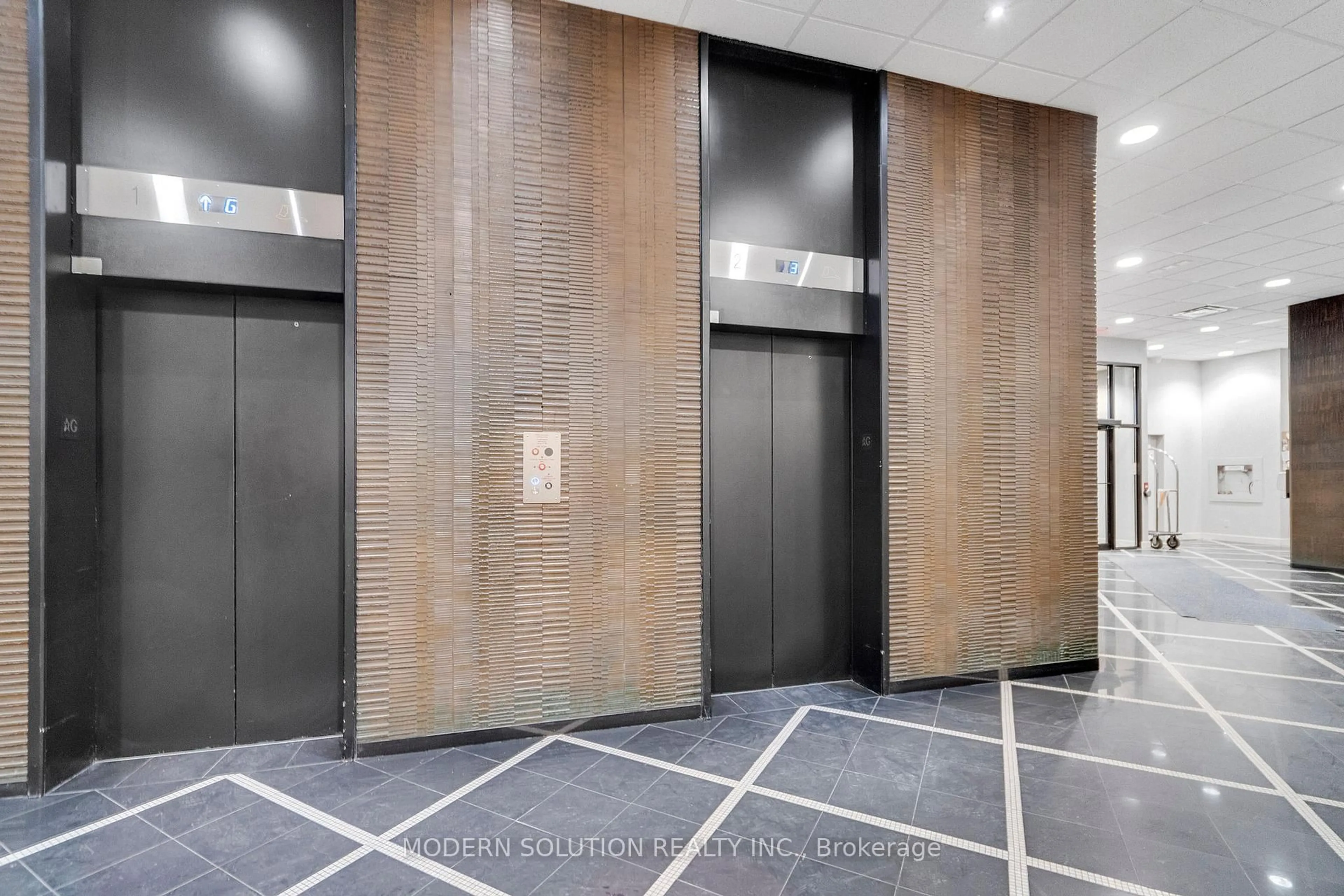 Indoor foyer for 2737 Keele St #905, Toronto Ontario M3M 2E9