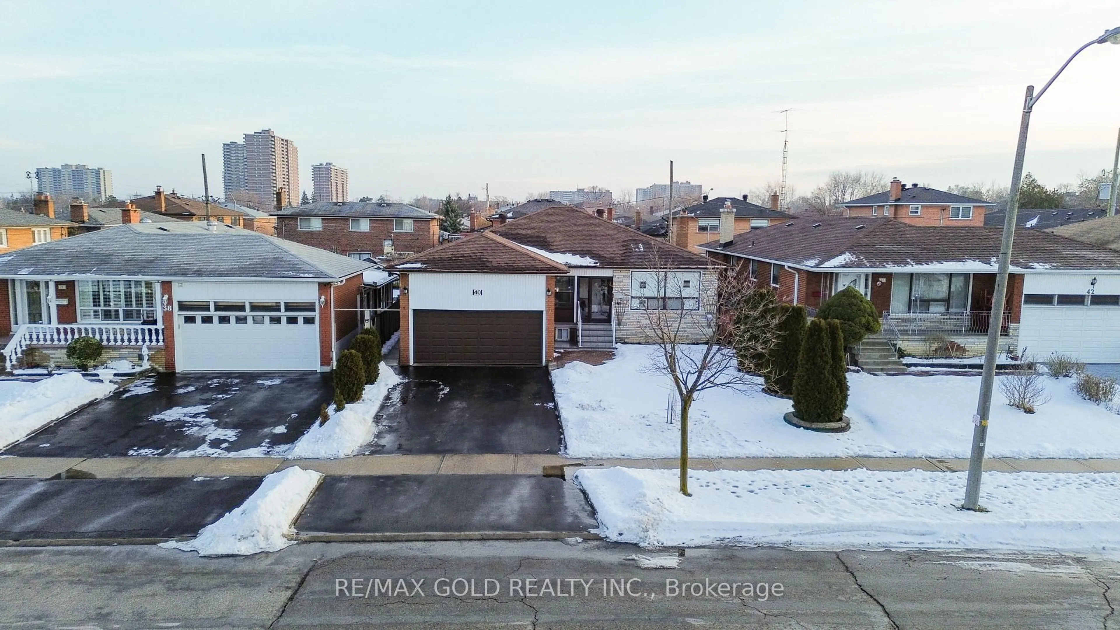 A pic from outside/outdoor area/front of a property/back of a property/a pic from drone, street for 40 Maryhill Dr, Toronto Ontario M9V 3C2