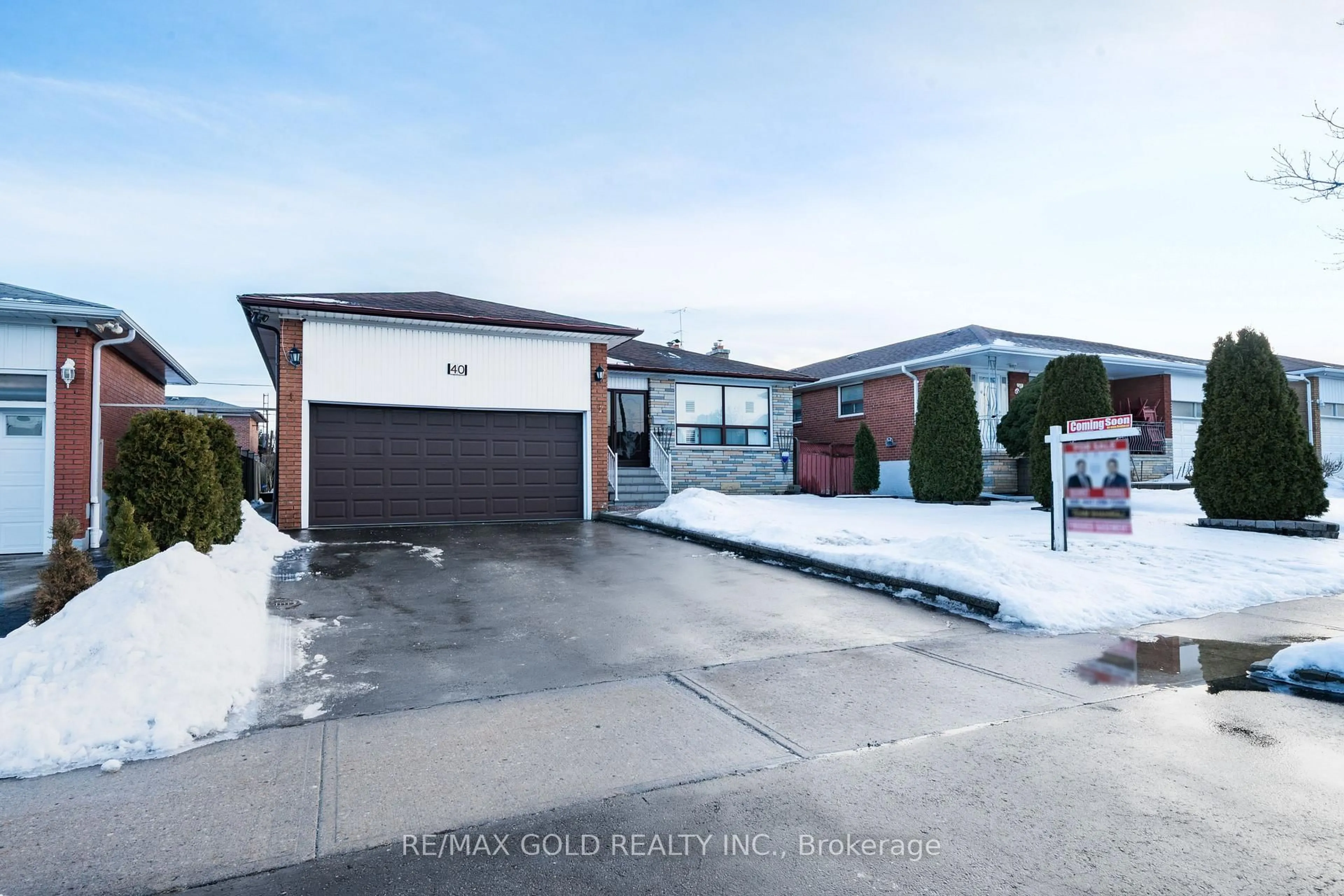 A pic from outside/outdoor area/front of a property/back of a property/a pic from drone, street for 40 Maryhill Dr, Toronto Ontario M9V 3C2