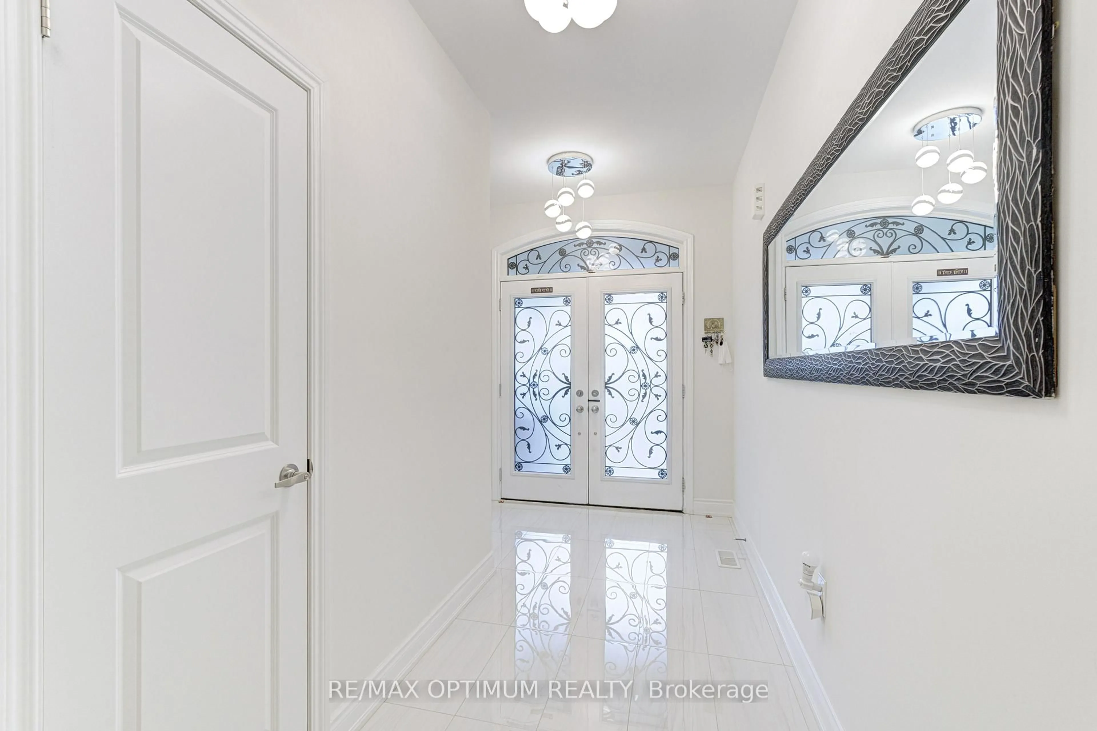 Indoor entryway for 17 Elysian Field Circ, Brampton Ontario L6Y 6E9