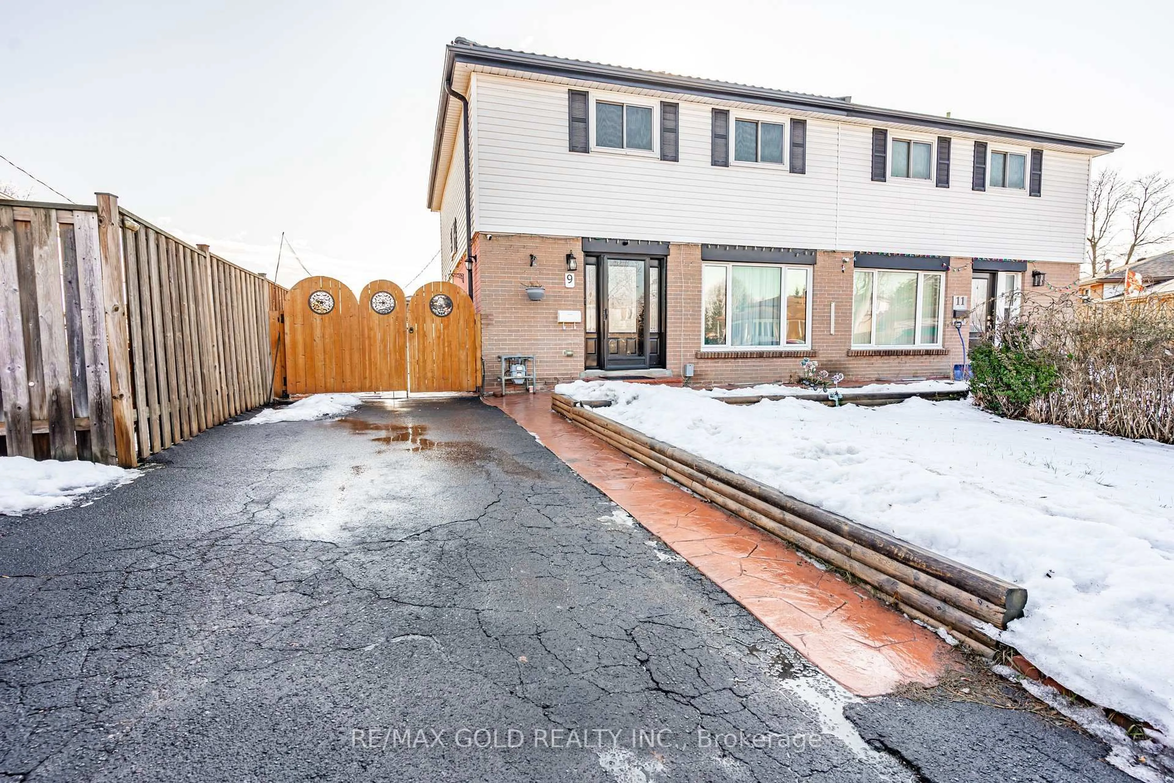 A pic from outside/outdoor area/front of a property/back of a property/a pic from drone, street for 9 Dalton Pl, Brampton Ontario L6T 1N6
