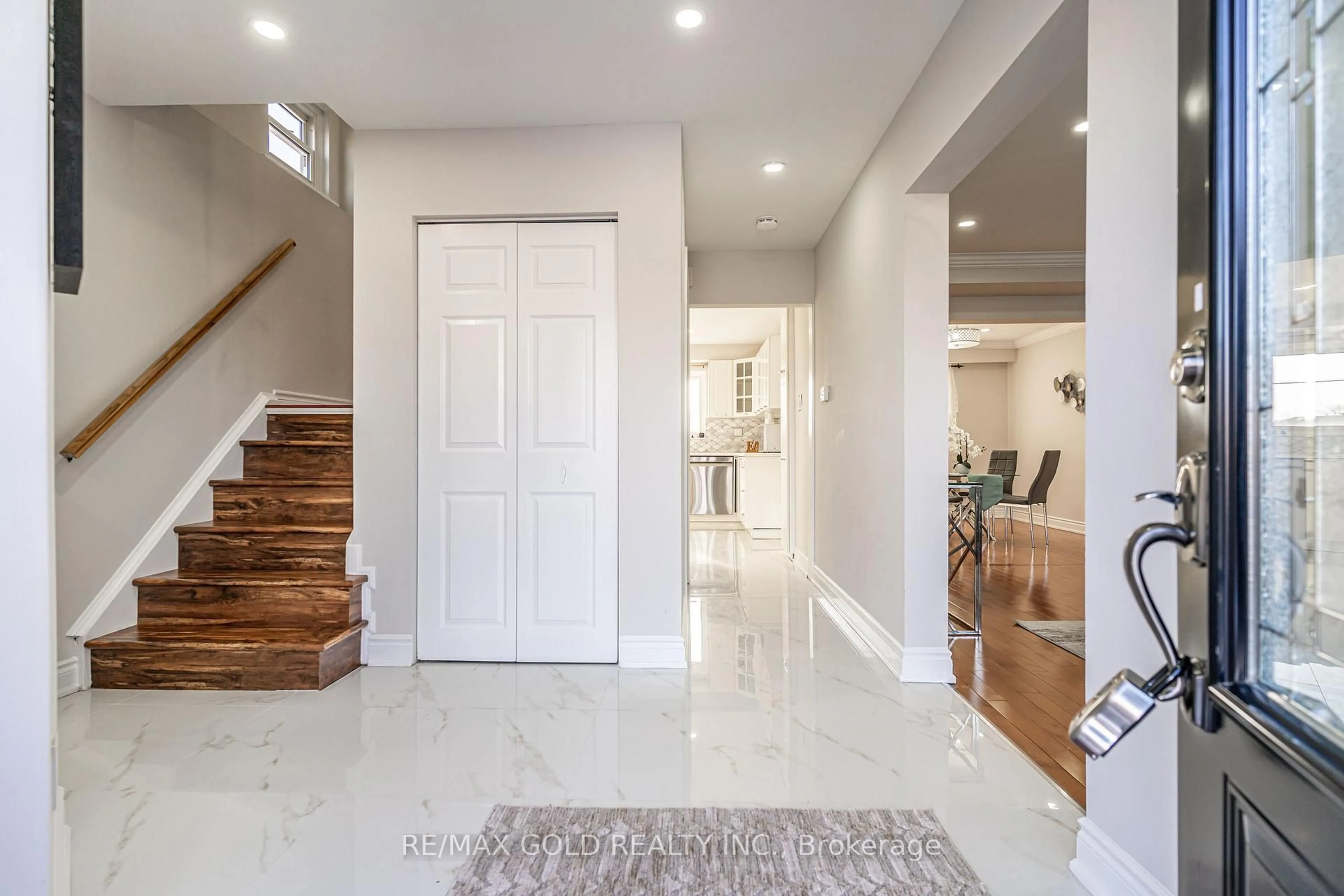 Indoor entryway for 9 Dalton Pl, Brampton Ontario L6T 1N6