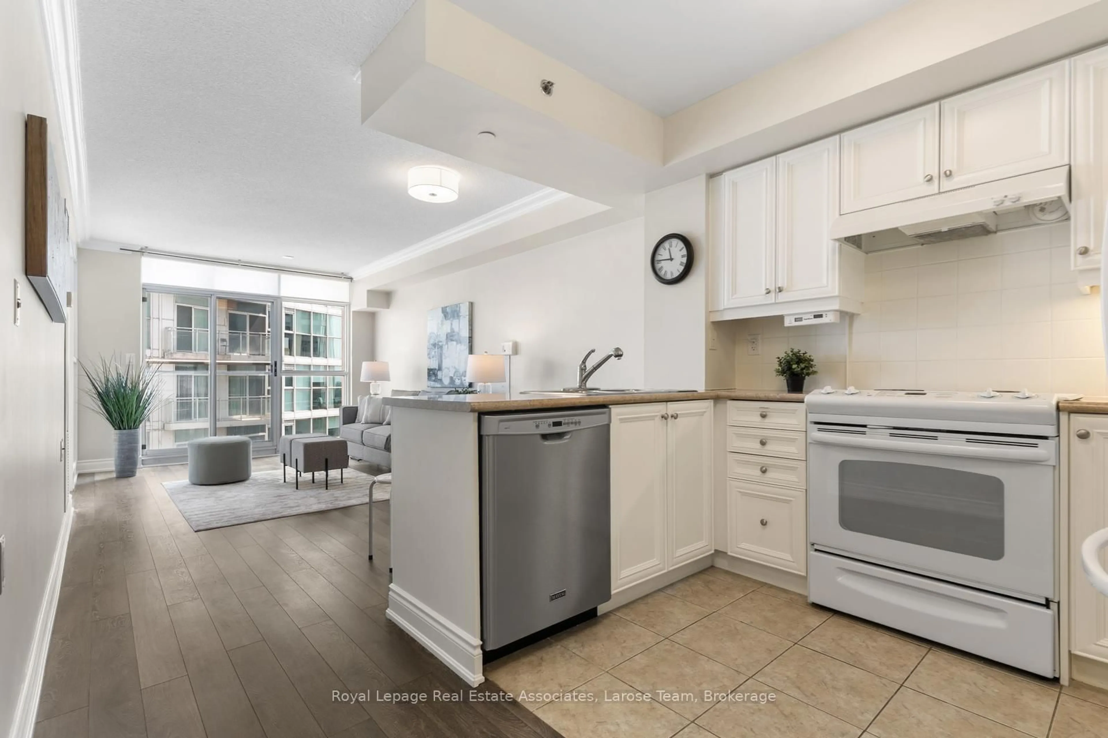 Open concept kitchen, ceramic/tile floor for 3 Marine Parade Dr #809, Toronto Ontario M8V 3Z5
