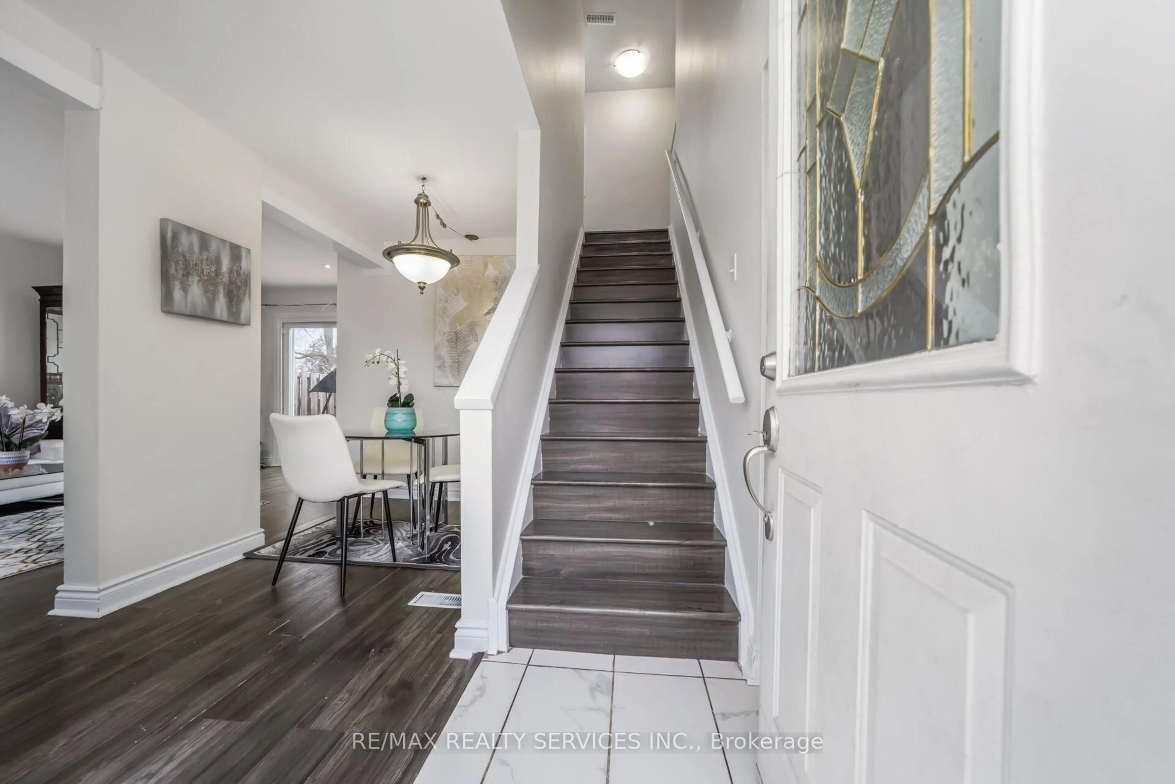 Indoor entryway for 11 Juliette Sq, Brampton Ontario L6S 2M6