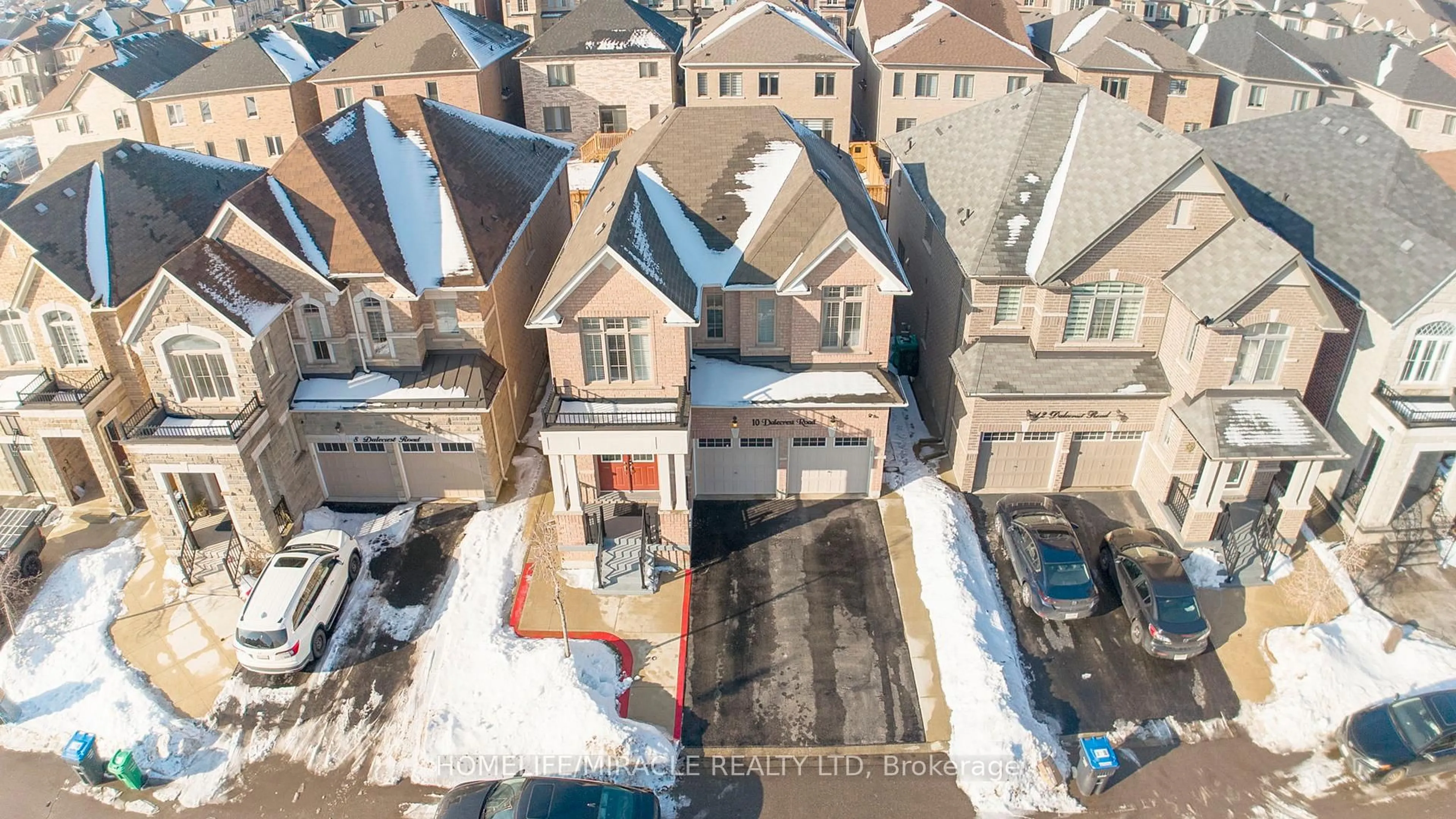 A pic from outside/outdoor area/front of a property/back of a property/a pic from drone, city buildings view from balcony for 10 Dalecrest Rd, Brampton Ontario L6X 5N3