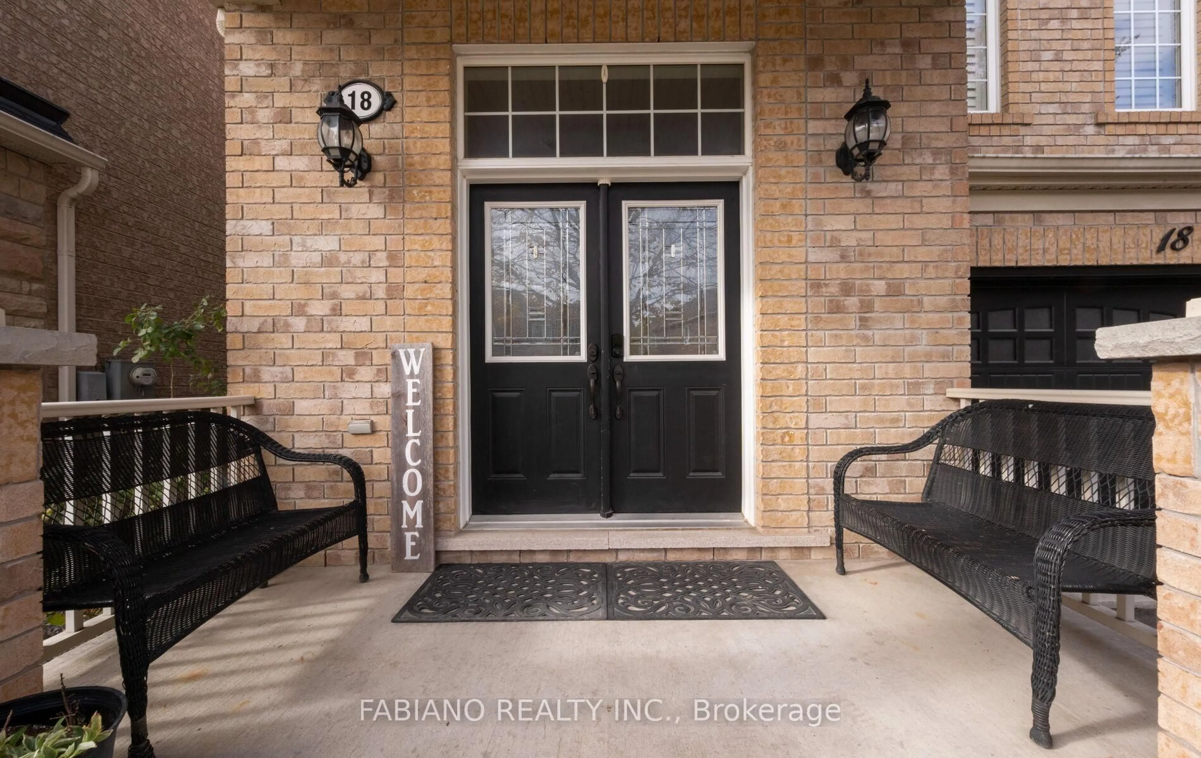 Indoor entryway for 18 Birch Tree Tr, Brampton Ontario L6P 3M8