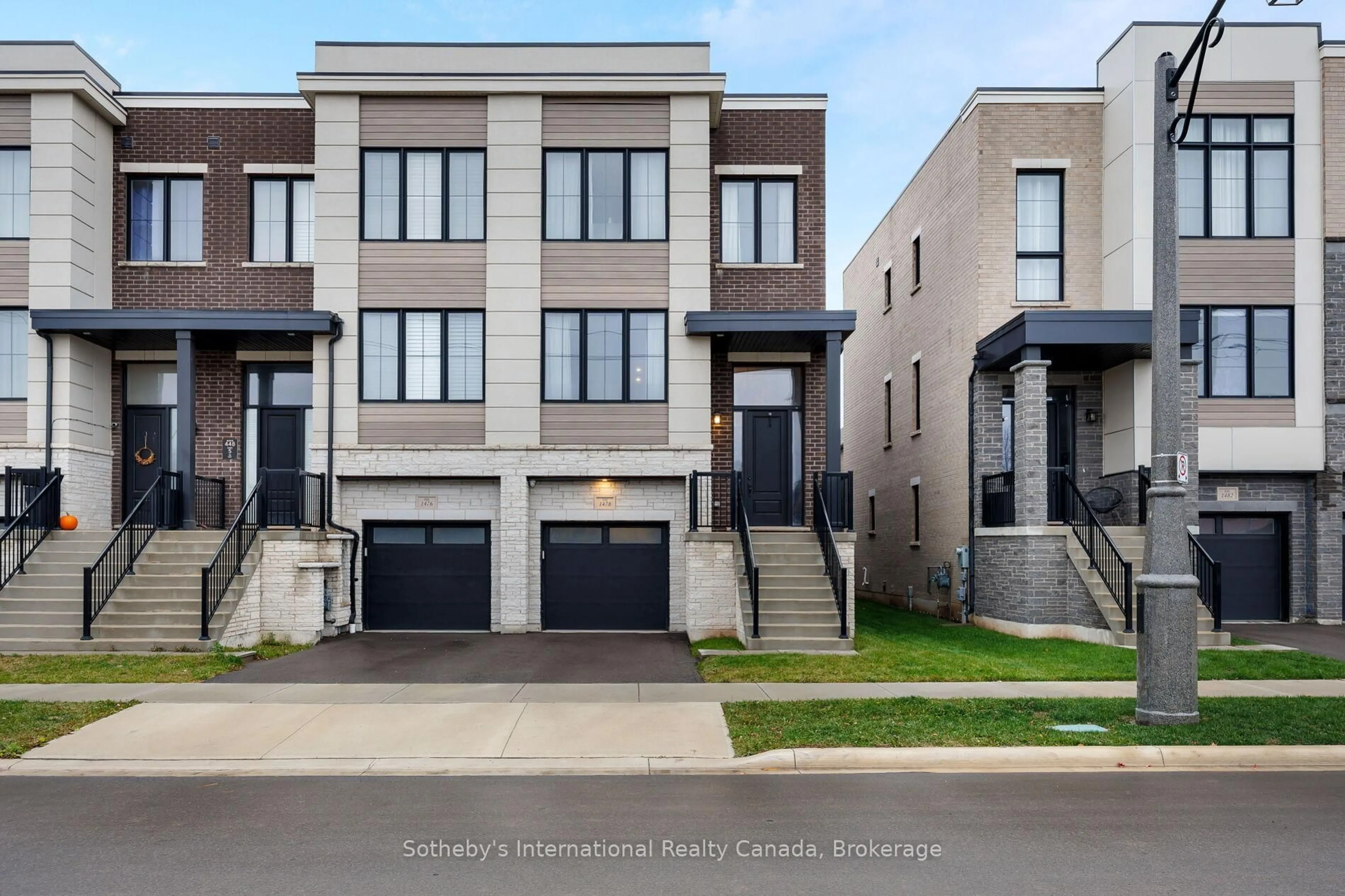 Home with brick exterior material, street for 1478 Yellow Rose Circ, Oakville Ontario L6M 5L2