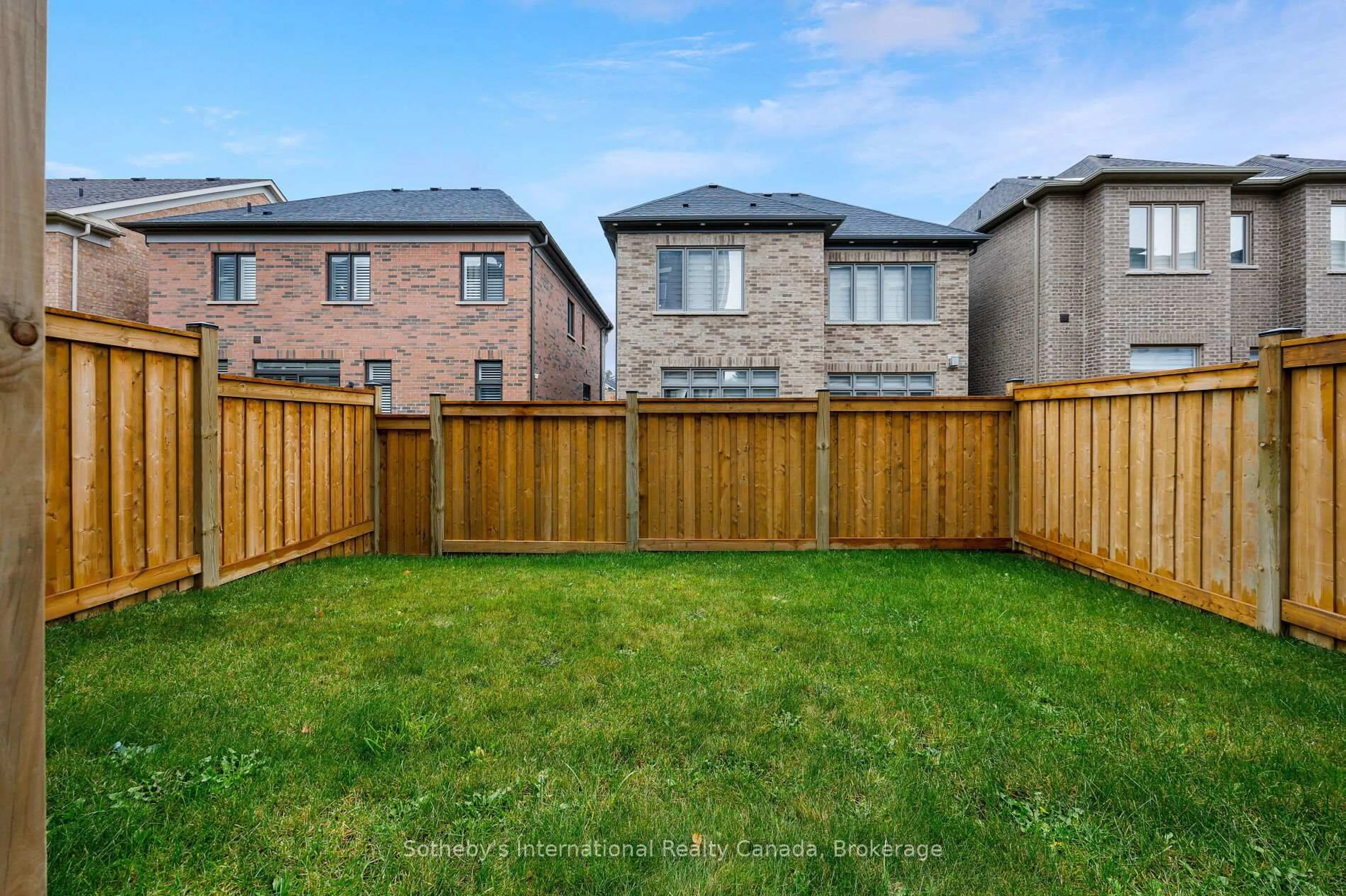 A pic from outside/outdoor area/front of a property/back of a property/a pic from drone, street for 1478 Yellow Rose Circ, Oakville Ontario L6M 5L2
