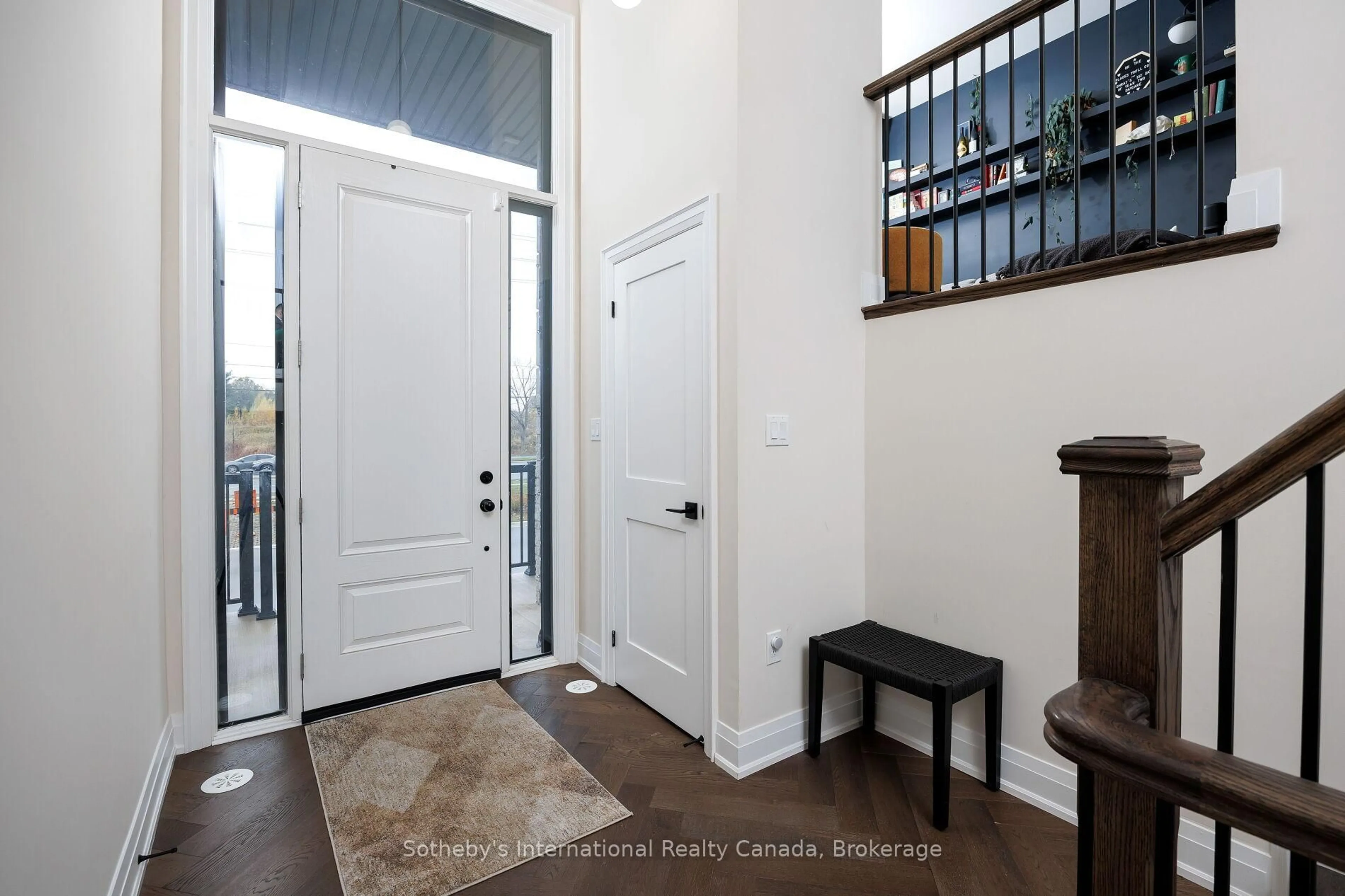 Indoor entryway for 1478 Yellow Rose Circ, Oakville Ontario L6M 5L2