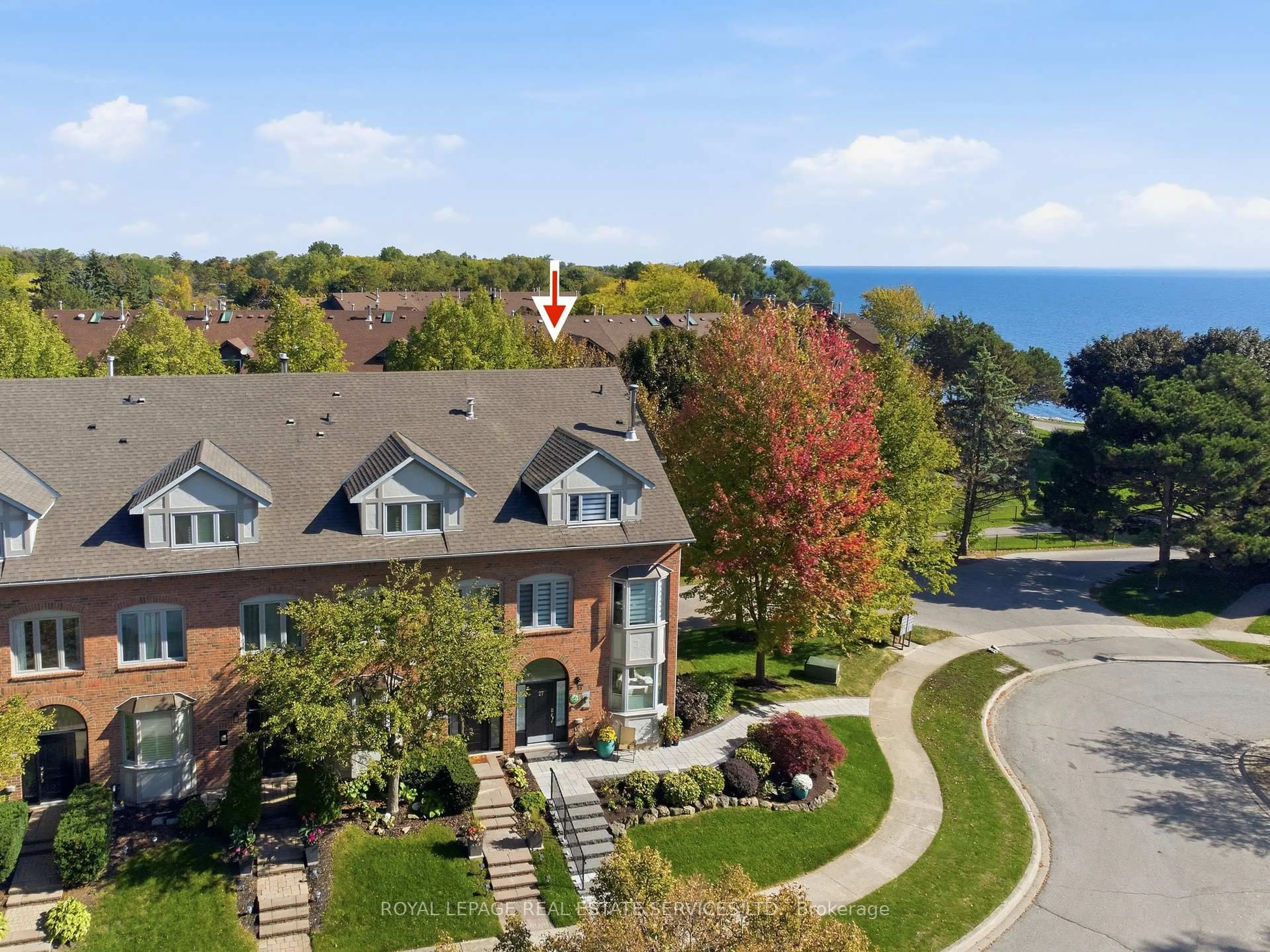 A pic from outside/outdoor area/front of a property/back of a property/a pic from drone, water/lake/river/ocean view for 27 Southaven Pl, Oakville Ontario L6L 6L2