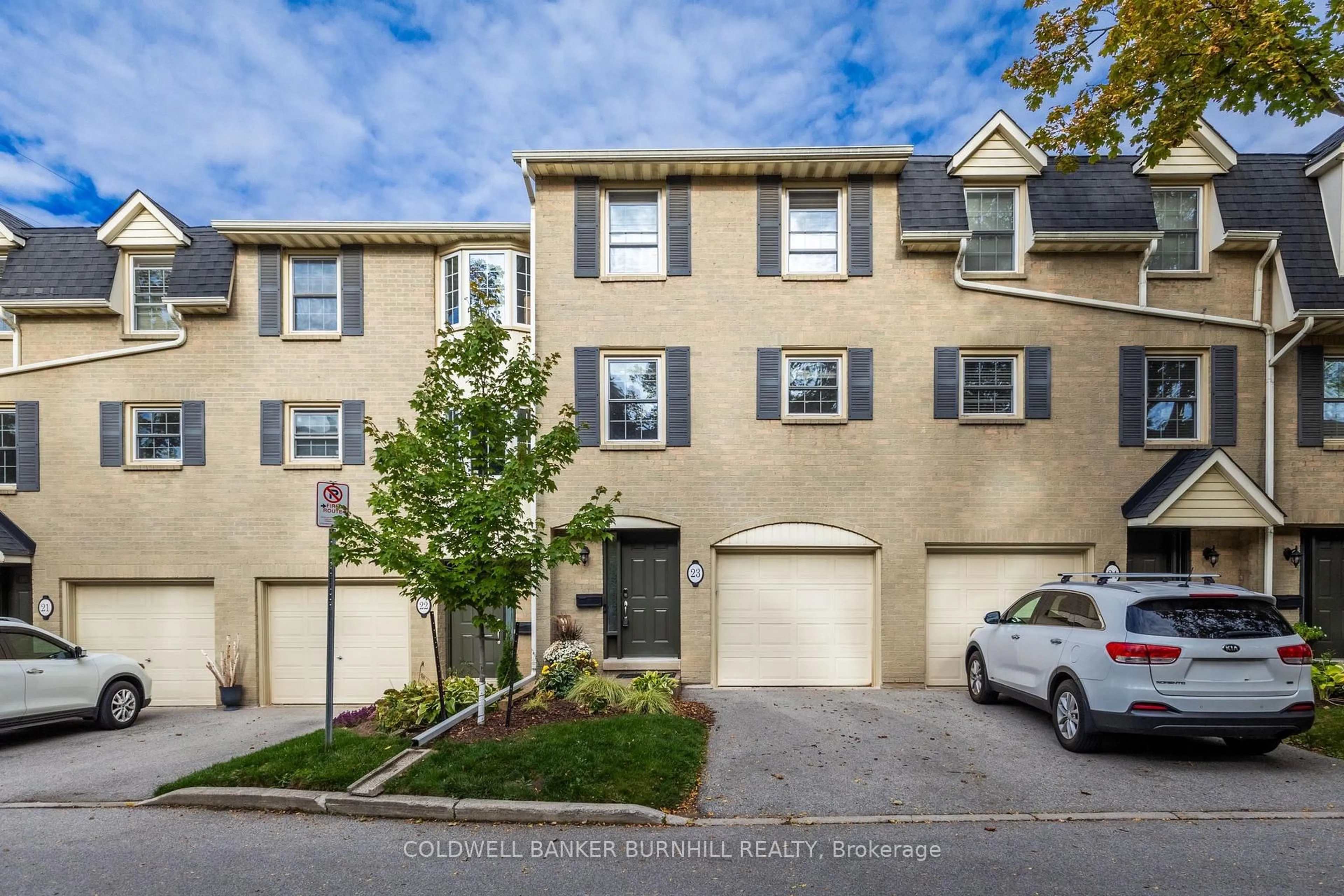 A pic from outside/outdoor area/front of a property/back of a property/a pic from drone, street for 1357 ONTARIO St #23, Burlington Ontario L7S 1E9