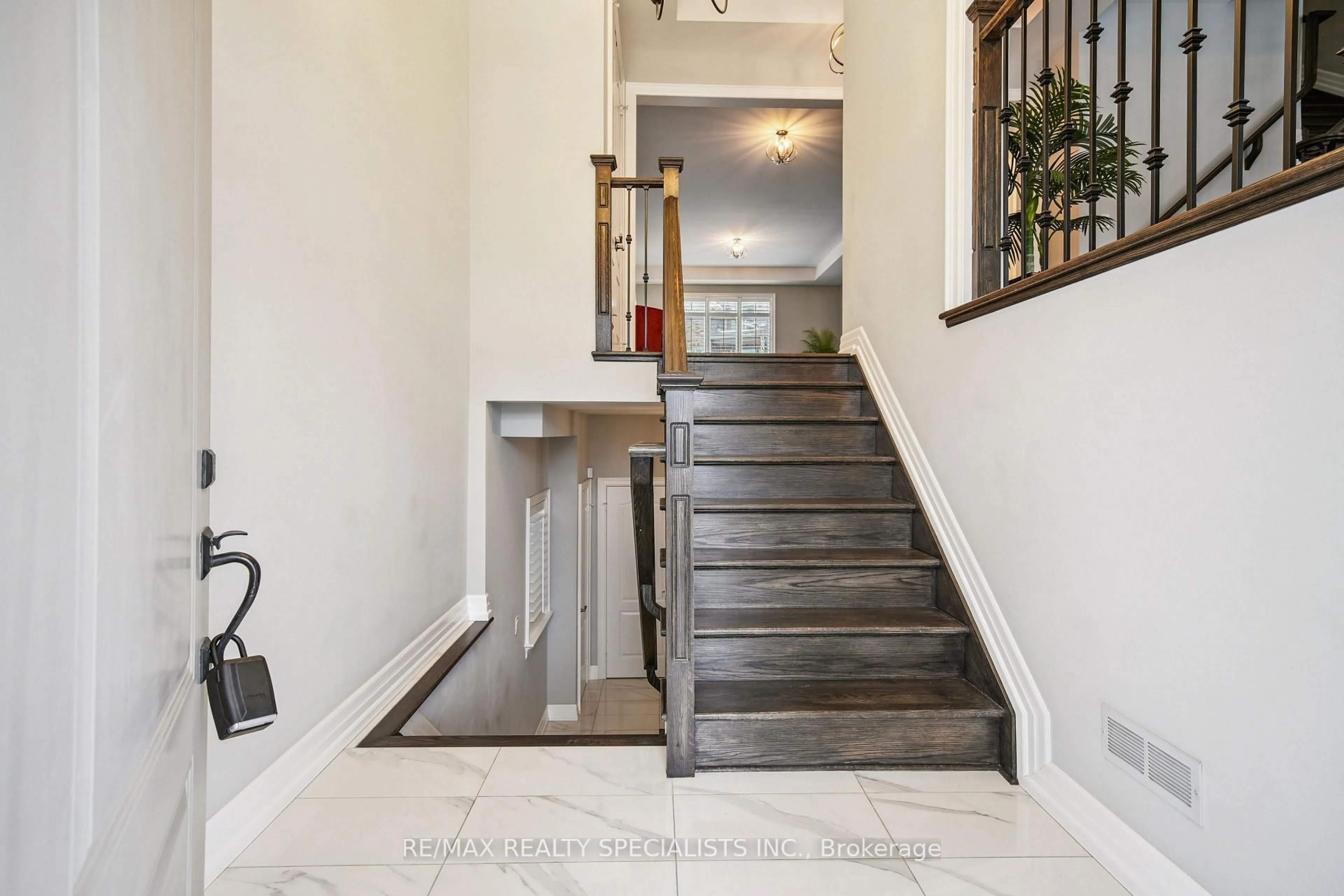 Indoor entryway for 26 West Branch Dr, Halton Hills Ontario L7G 0J7