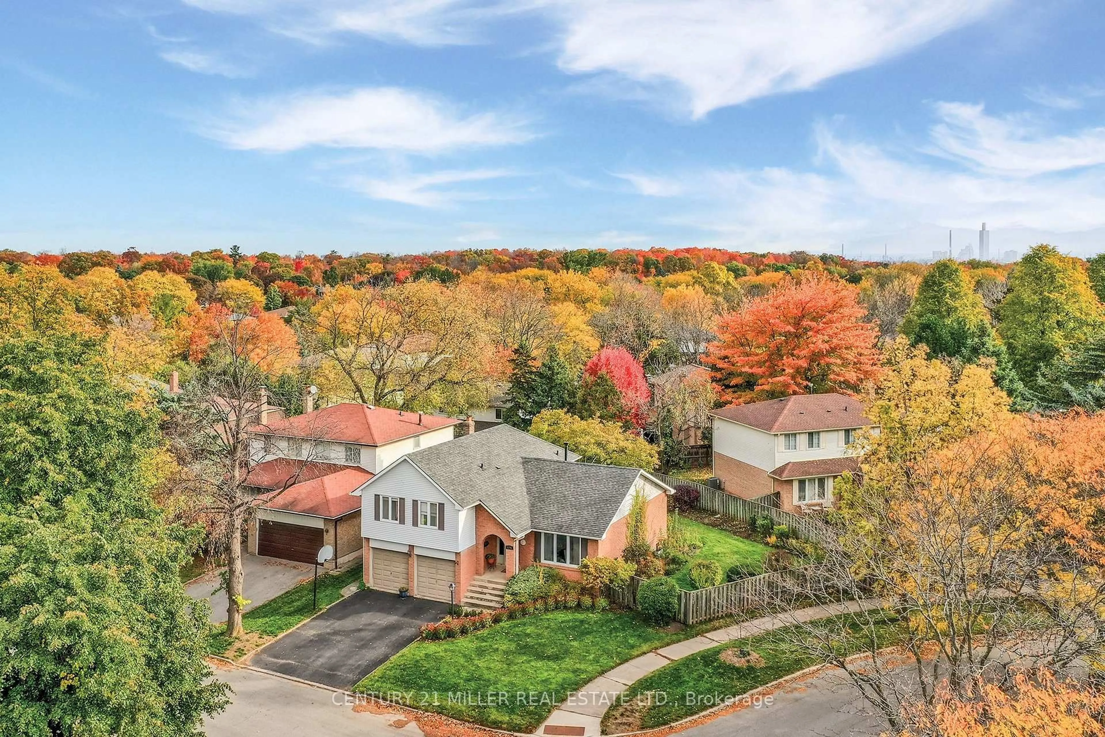 A pic from outside/outdoor area/front of a property/back of a property/a pic from drone, unknown for 1296 Griffith Pl, Oakville Ontario L6H 2V8