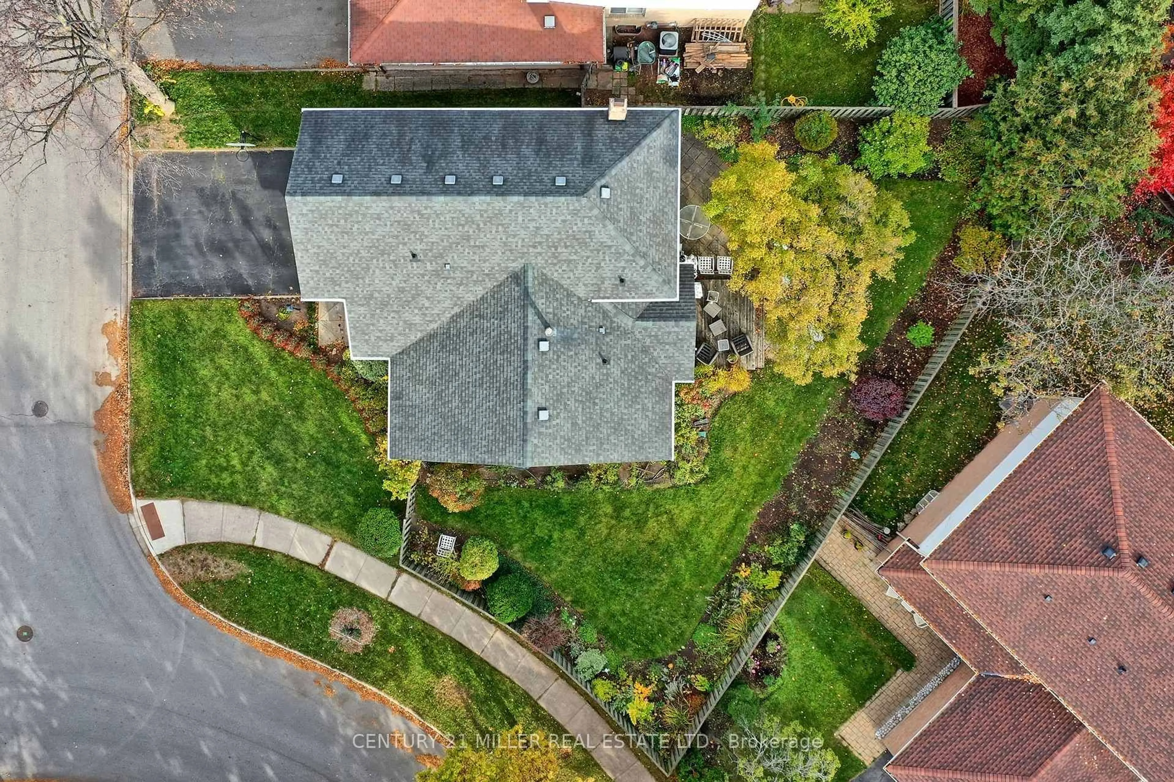 A pic from outside/outdoor area/front of a property/back of a property/a pic from drone, street for 1296 Griffith Pl, Oakville Ontario L6H 2V8