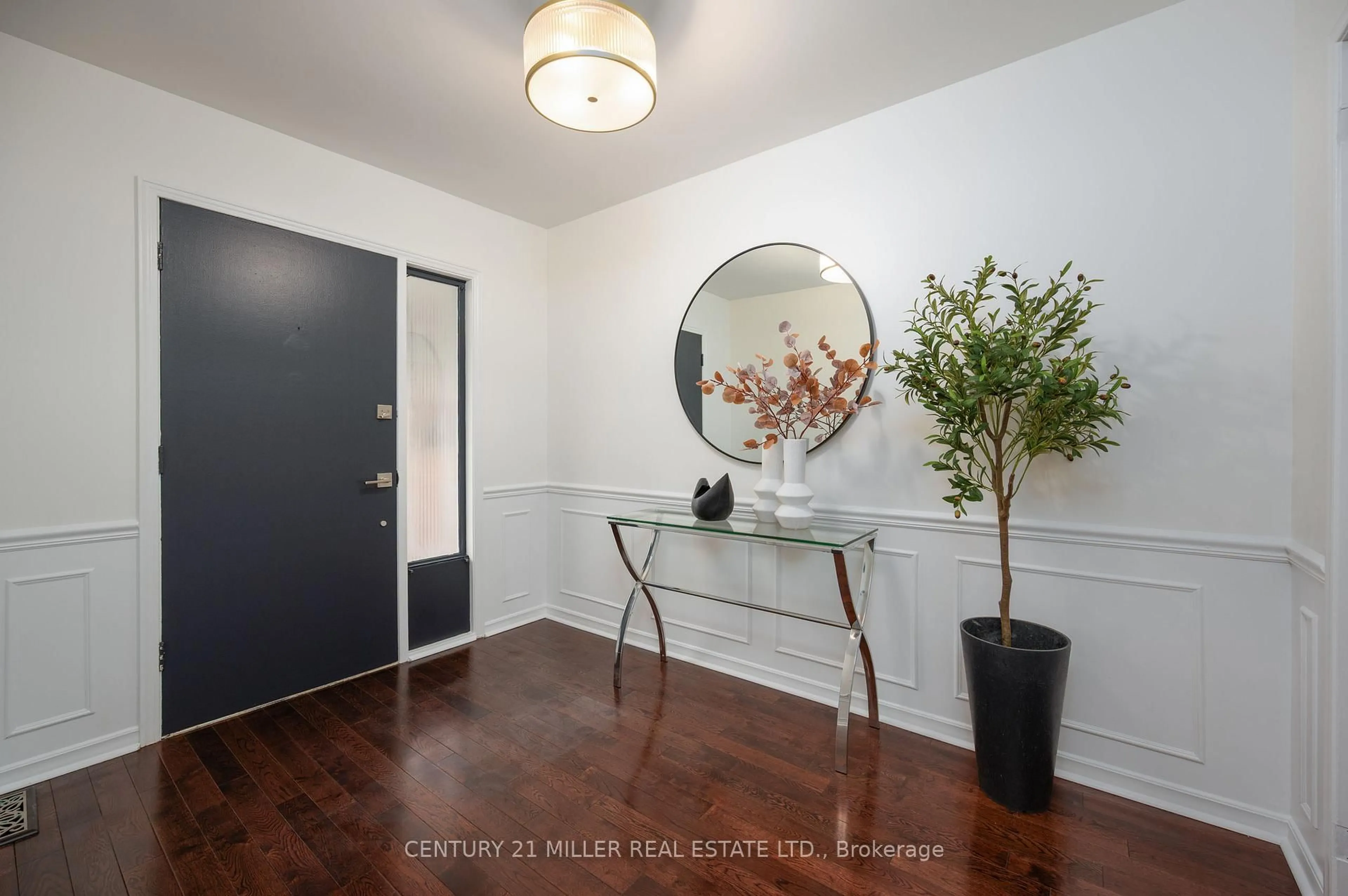 Indoor entryway for 1296 Griffith Pl, Oakville Ontario L6H 2V8