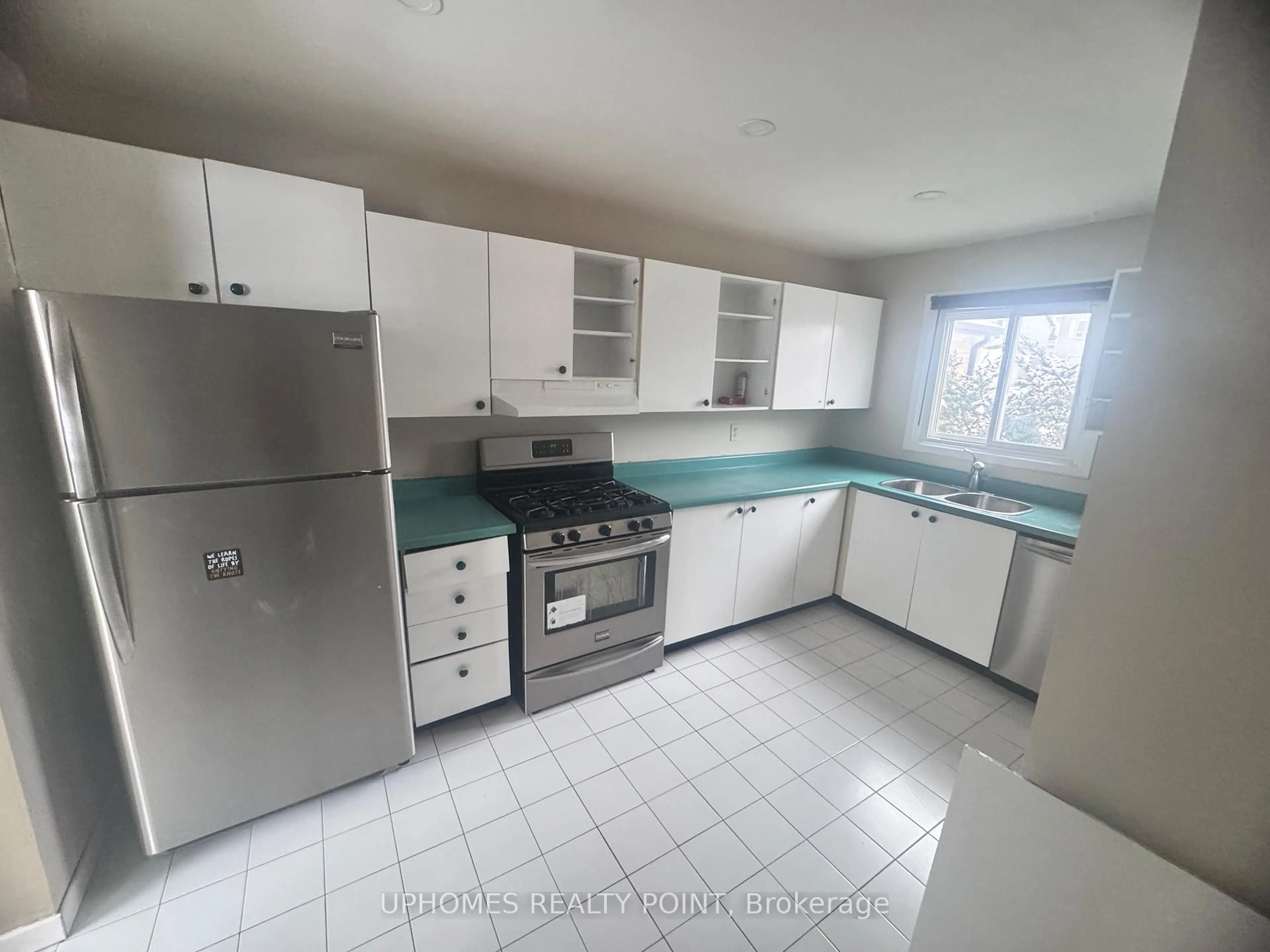 Standard kitchen, ceramic/tile floor for 35 Northgate Blvd, Brampton Ontario L6S 4G6