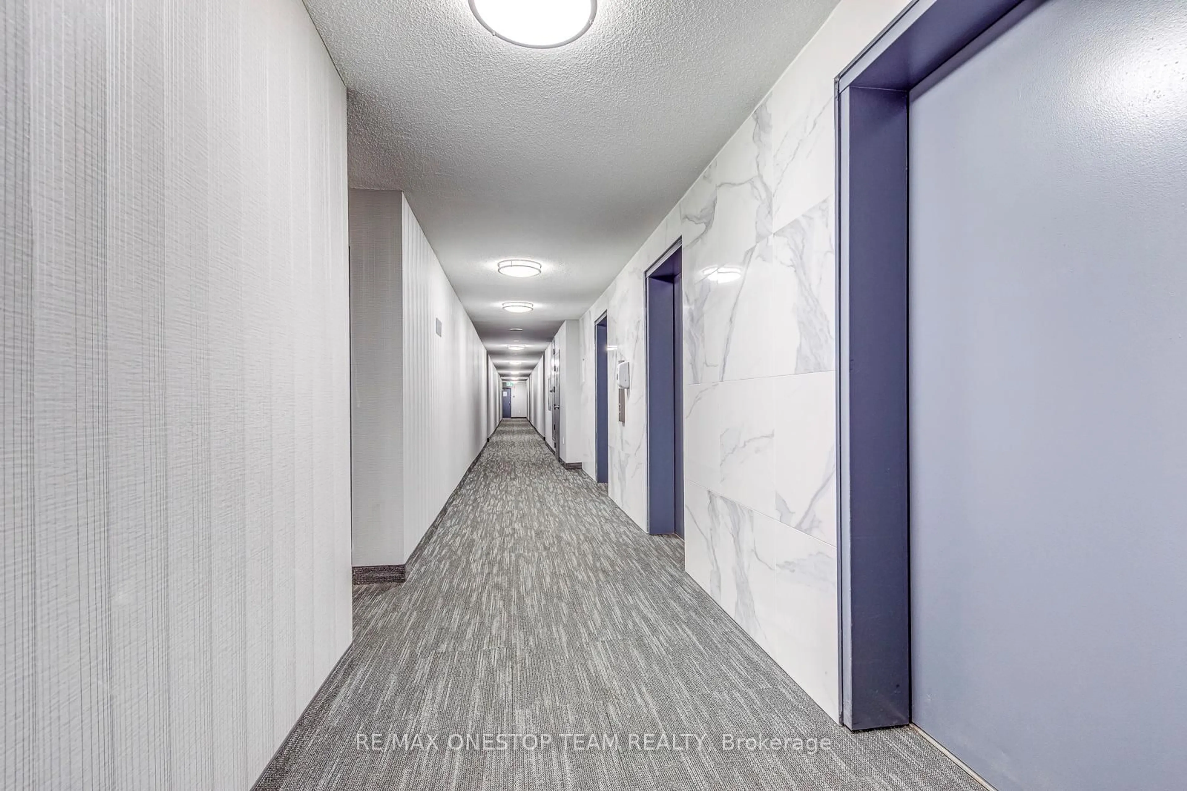 Indoor foyer for 4 Kings Cross Rd #402, Brampton Ontario L6T 3X8