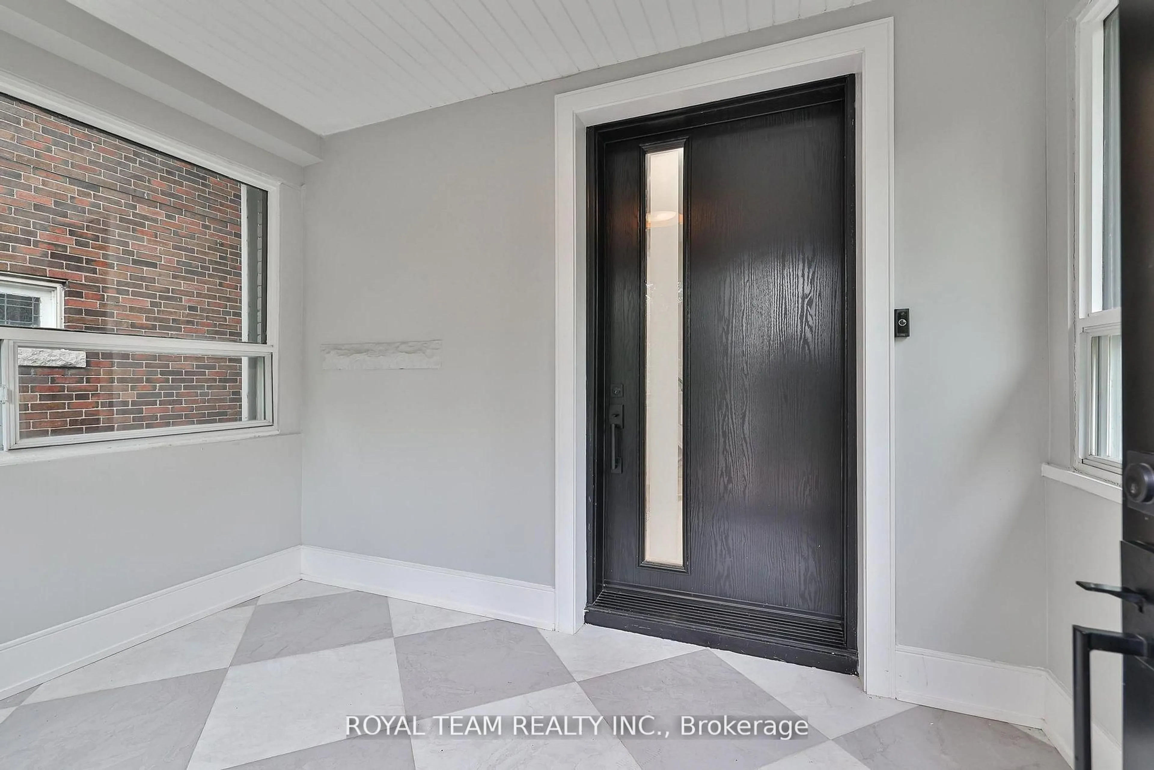 Indoor entryway for 150 St Johns Rd, Toronto Ontario M6P 1T9