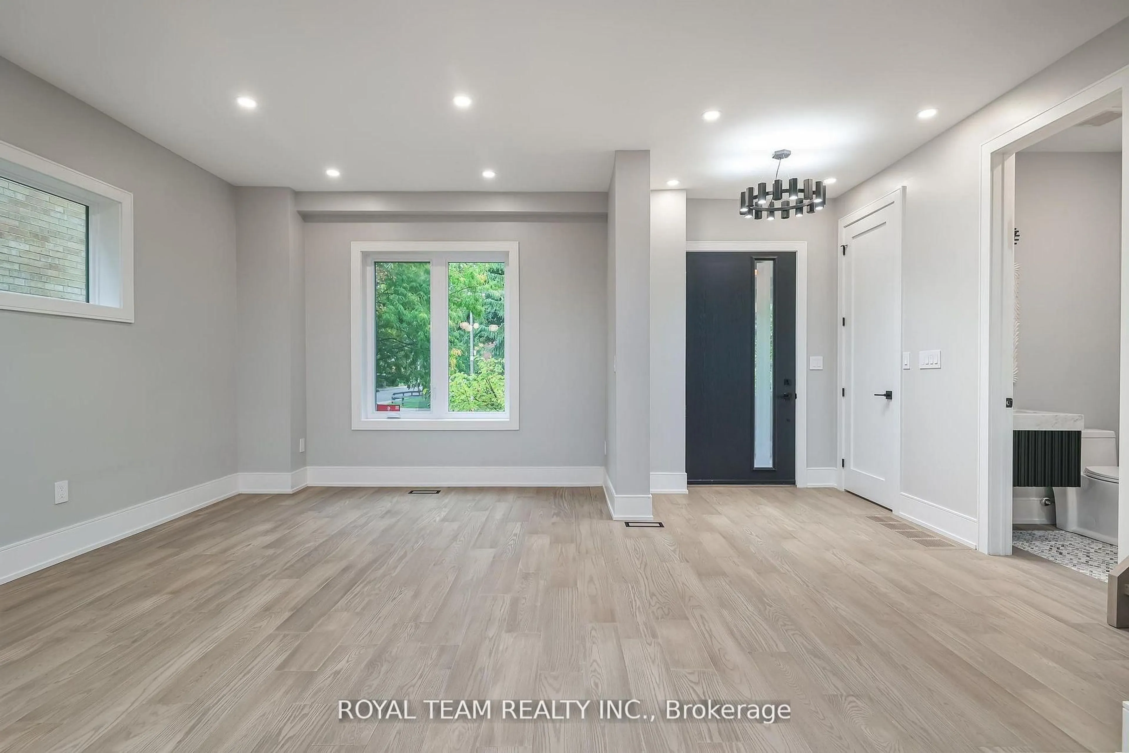 Indoor entryway for 150 St Johns Rd, Toronto Ontario M6P 1T9