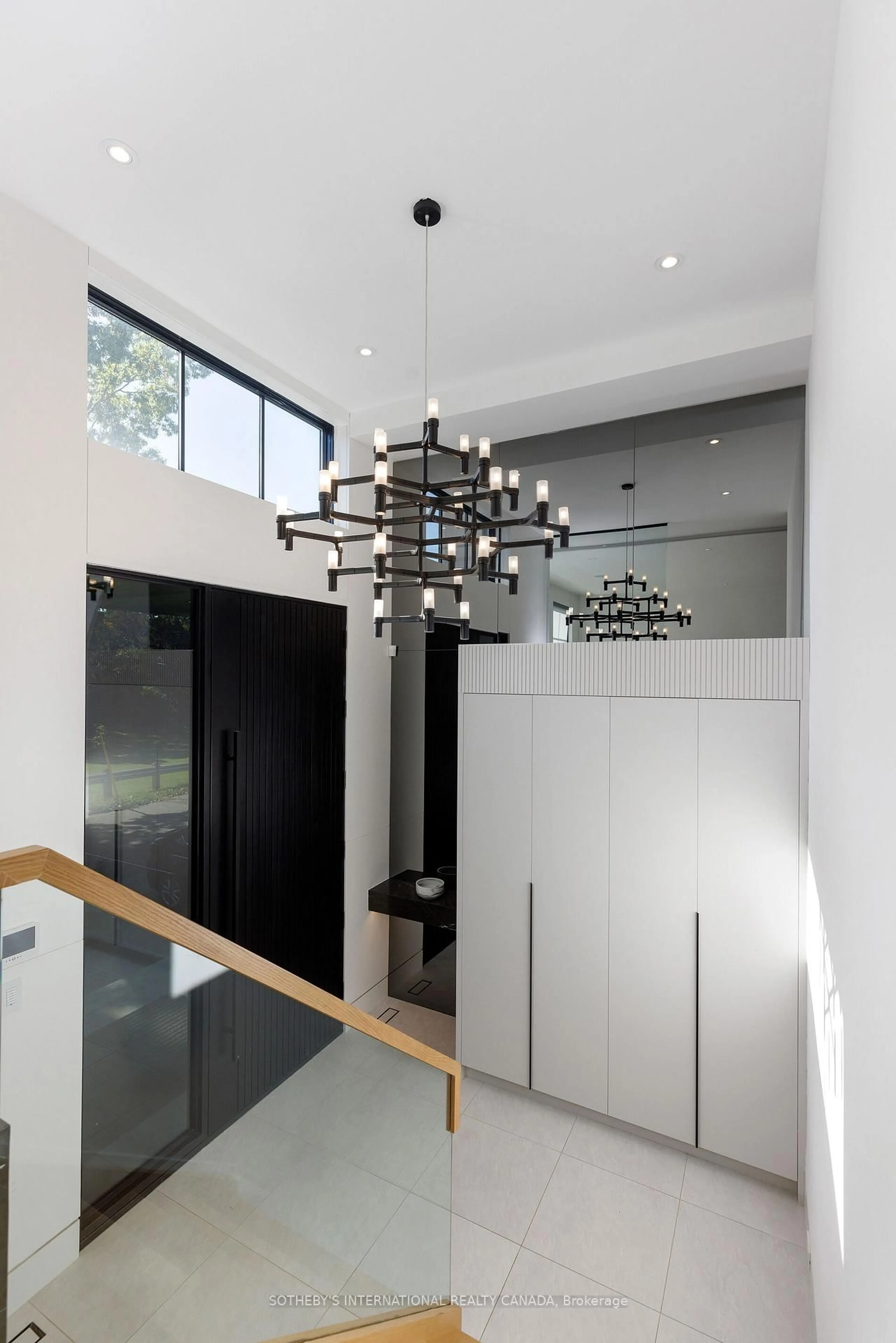 Indoor foyer for 50 Bannon Ave, Toronto Ontario M8X 1V1