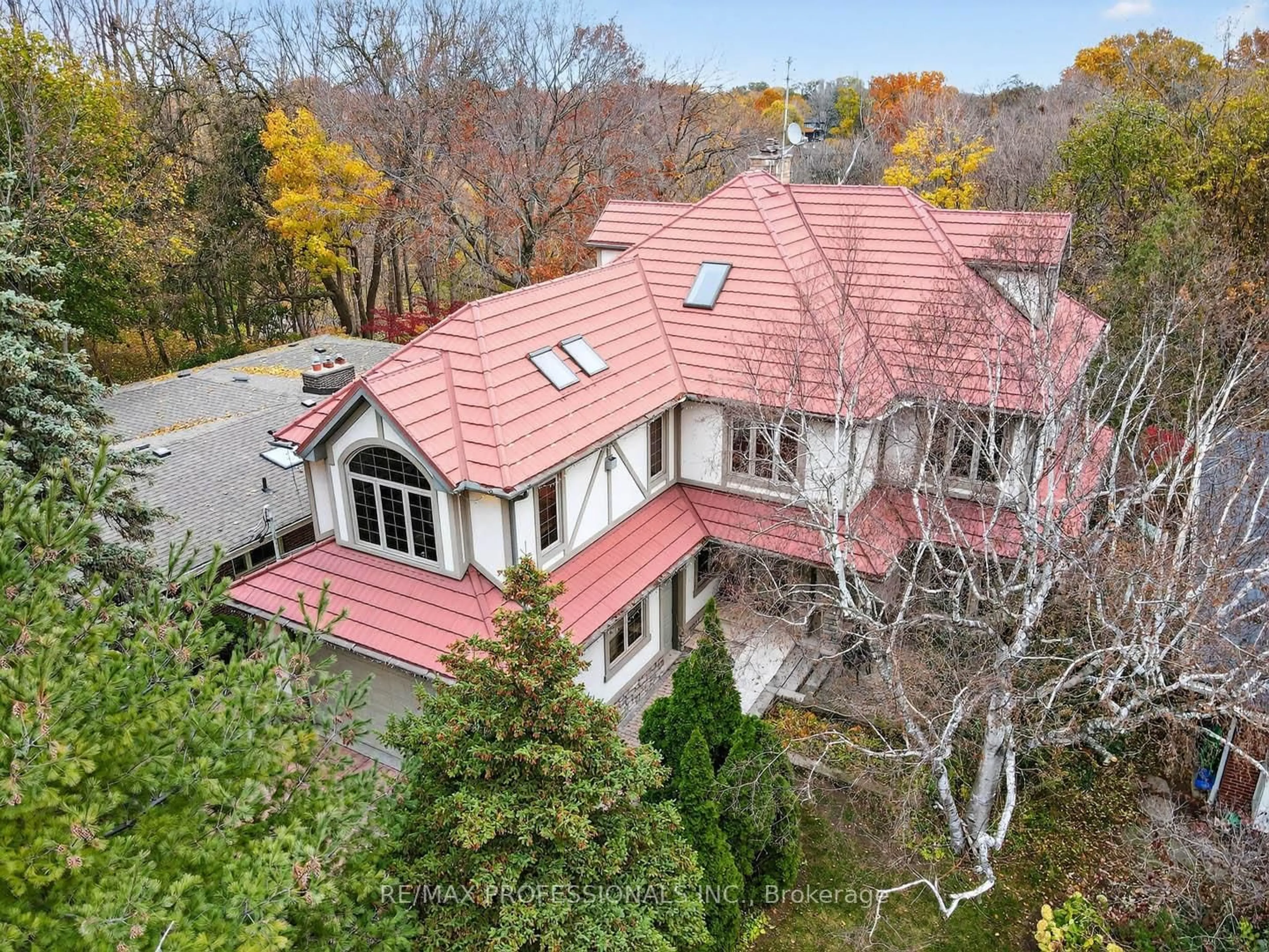 A pic from outside/outdoor area/front of a property/back of a property/a pic from drone, unknown for 1670 Lincolnshire Blvd, Mississauga Ontario L5E 2S7