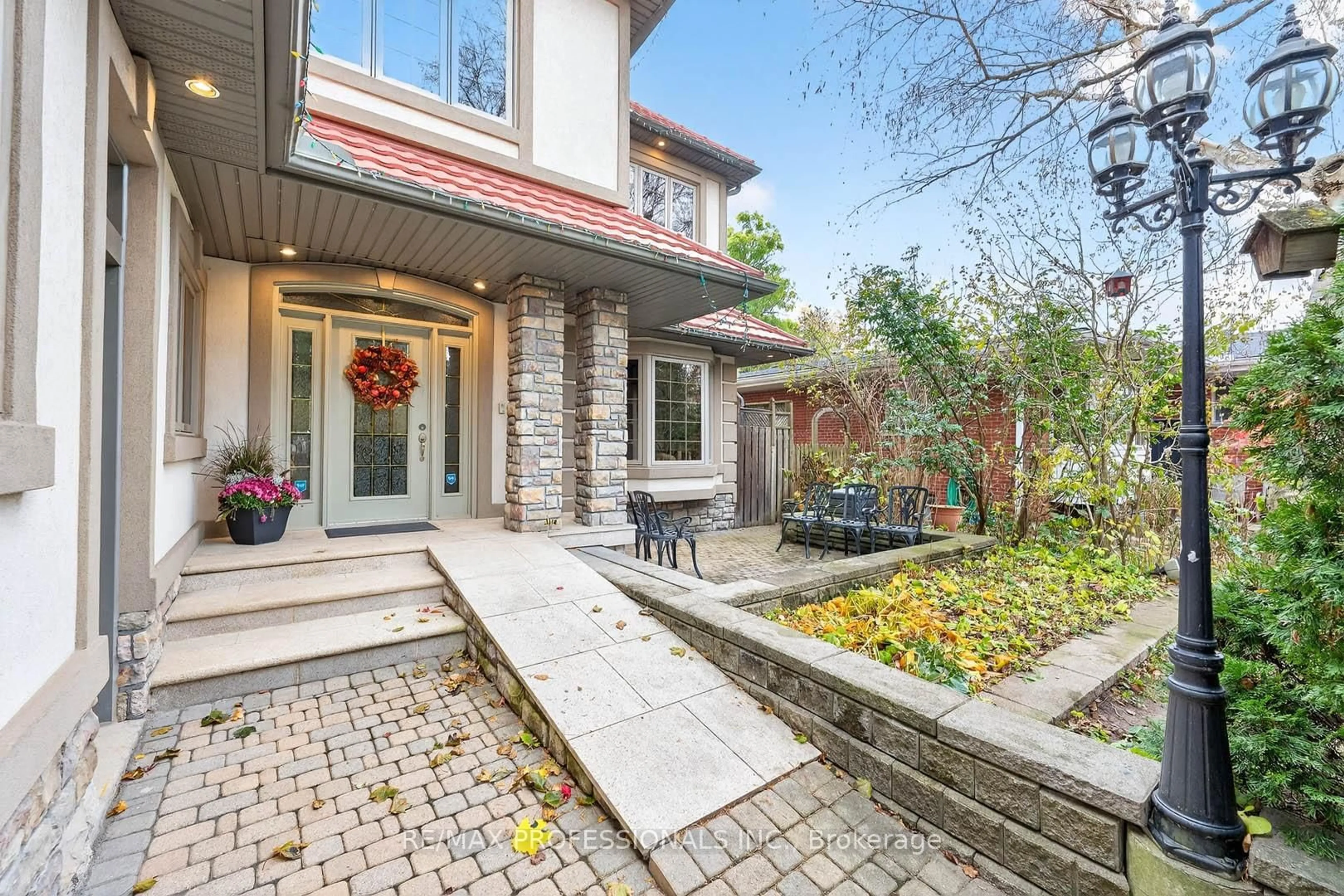 Home with brick exterior material, street for 1670 Lincolnshire Blvd, Mississauga Ontario L5E 2S7