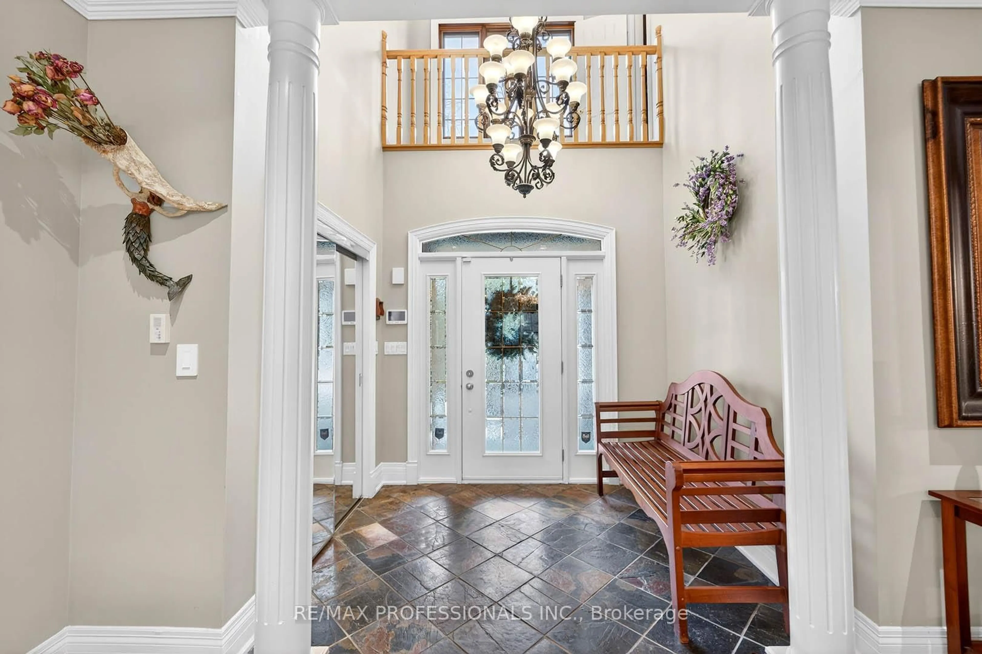 Indoor entryway for 1670 Lincolnshire Blvd, Mississauga Ontario L5E 2S7