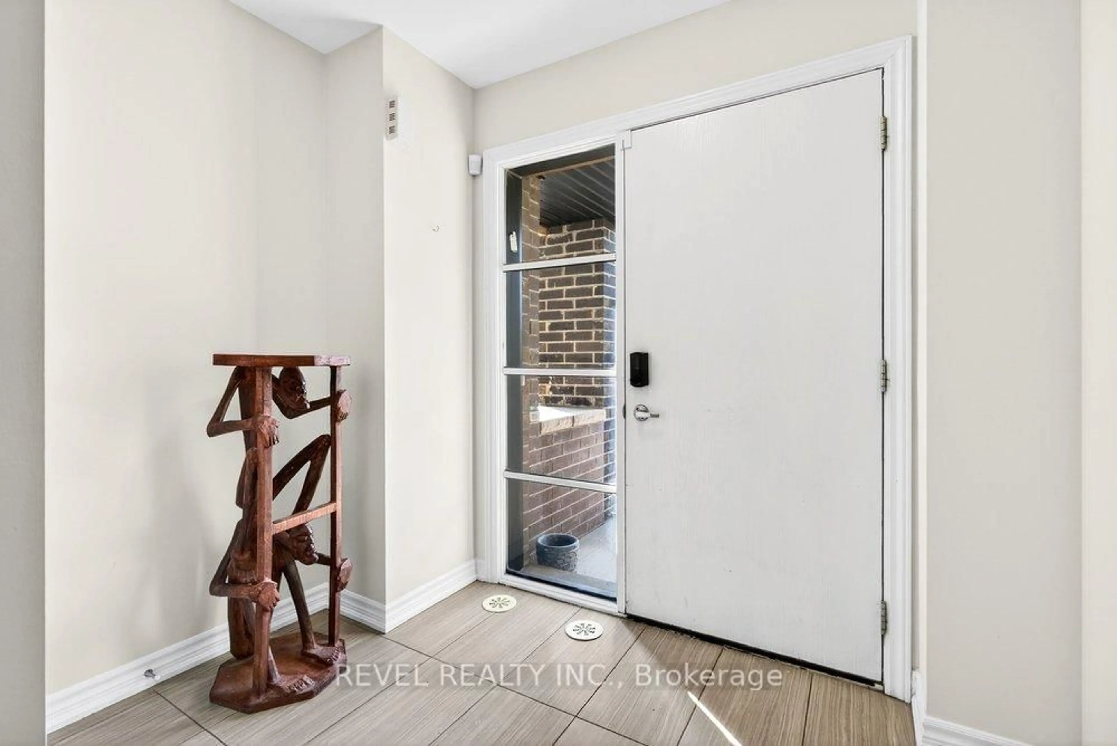 Indoor entryway for 3053 Blacktusk Common, Oakville Ontario L6H 0R9