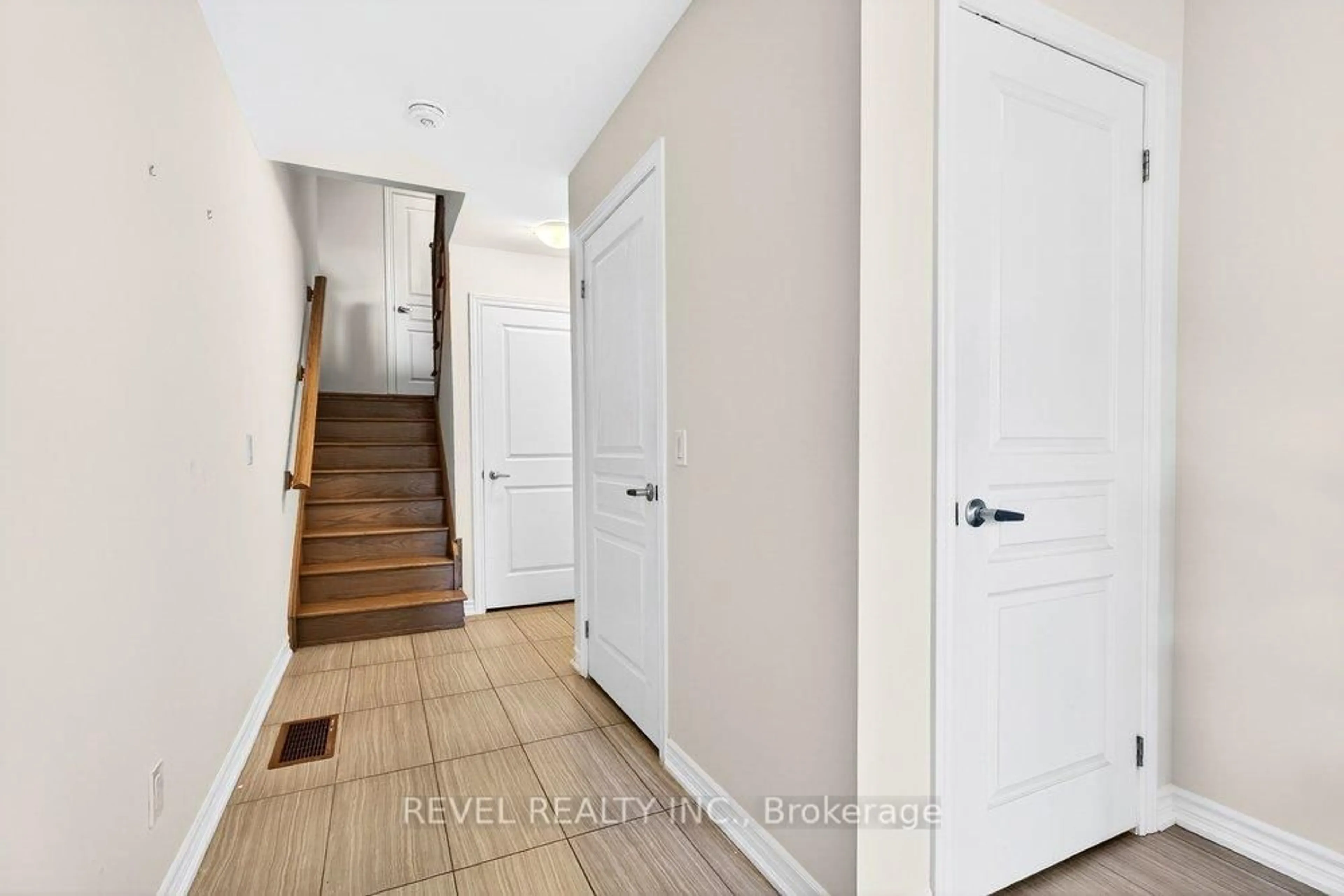 Indoor entryway for 3053 Blacktusk Common, Oakville Ontario L6H 0R9