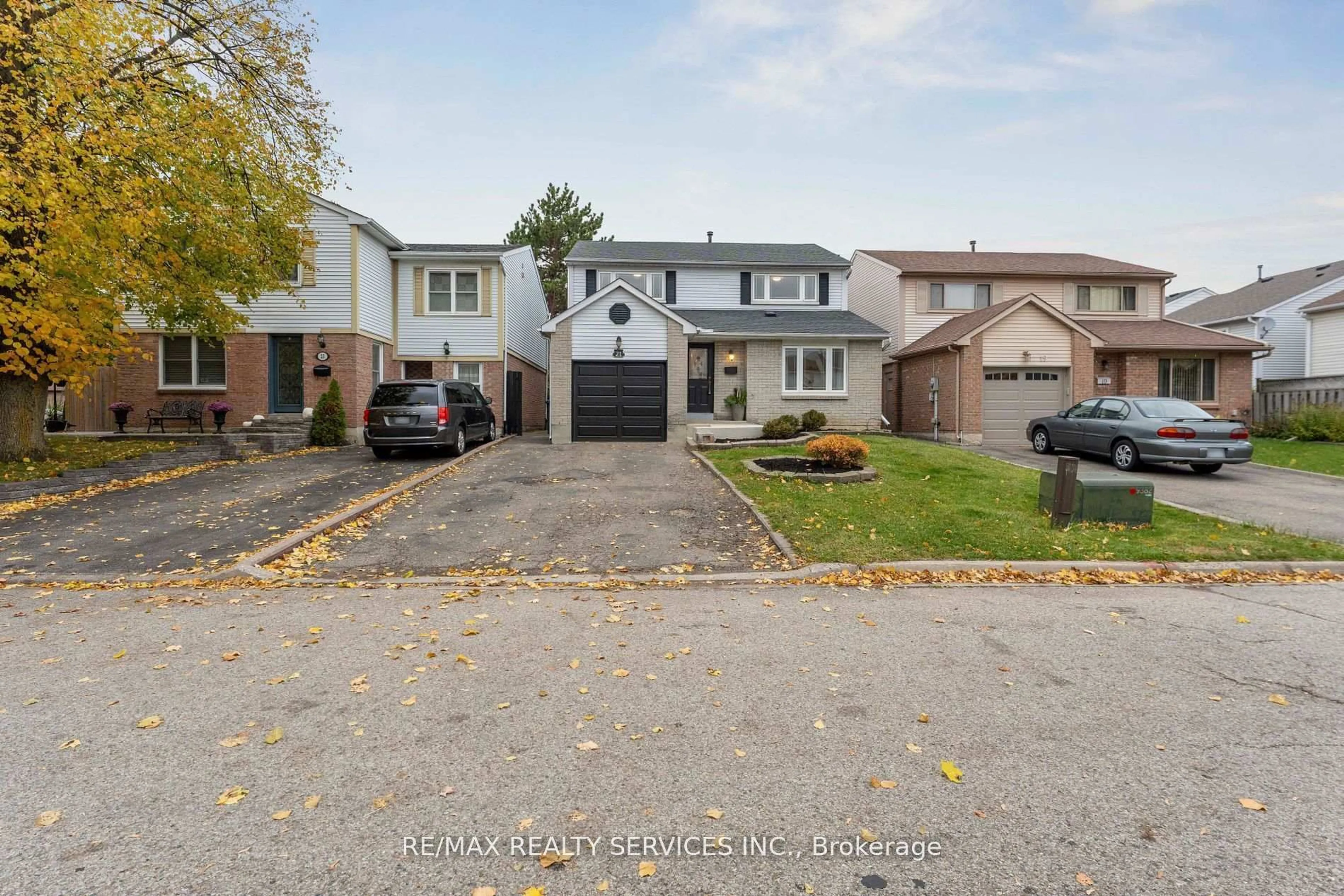 A pic from outside/outdoor area/front of a property/back of a property/a pic from drone, street for 21 Majestic Cres, Brampton Ontario L6S 3N1