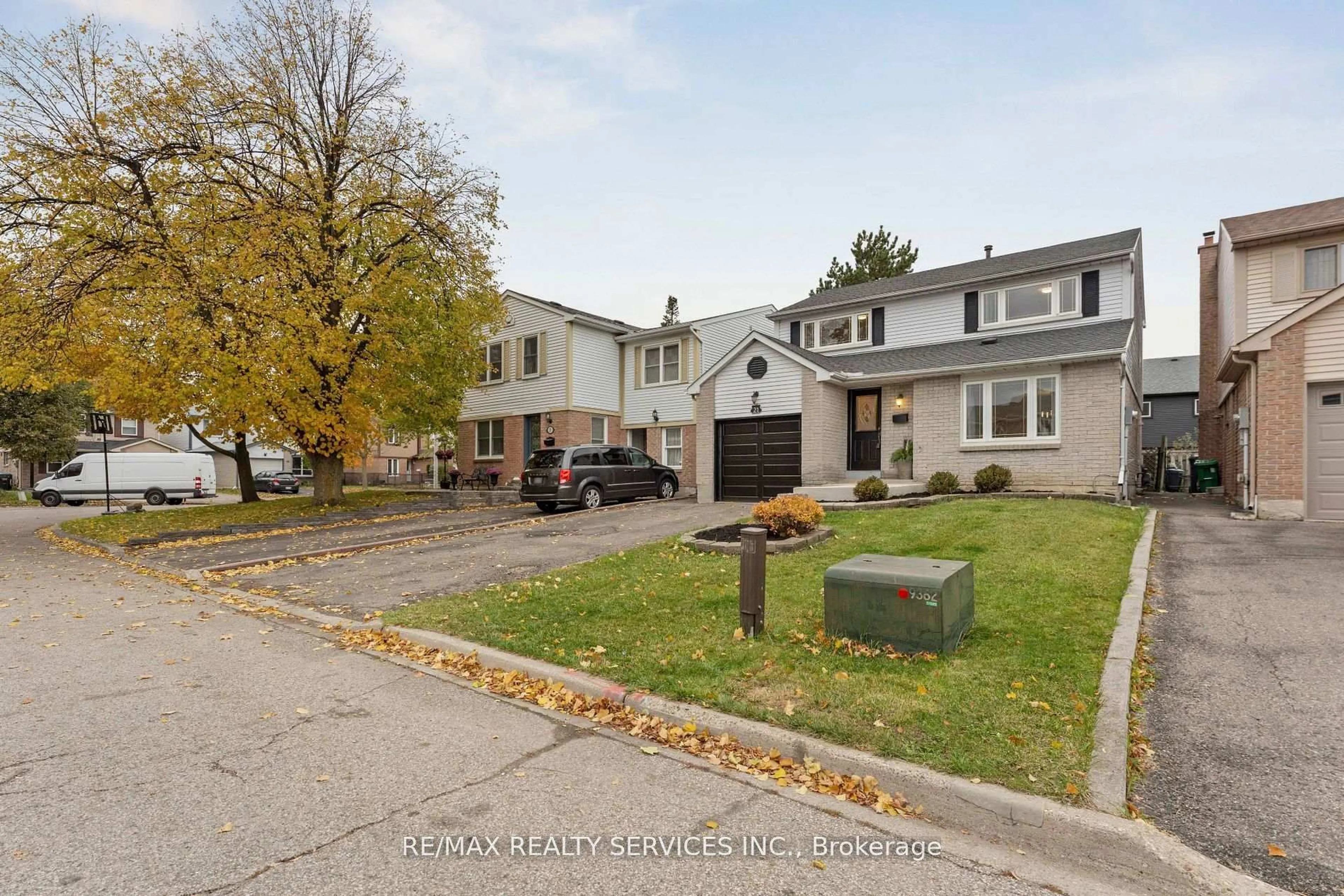 A pic from outside/outdoor area/front of a property/back of a property/a pic from drone, street for 21 Majestic Cres, Brampton Ontario L6S 3N1